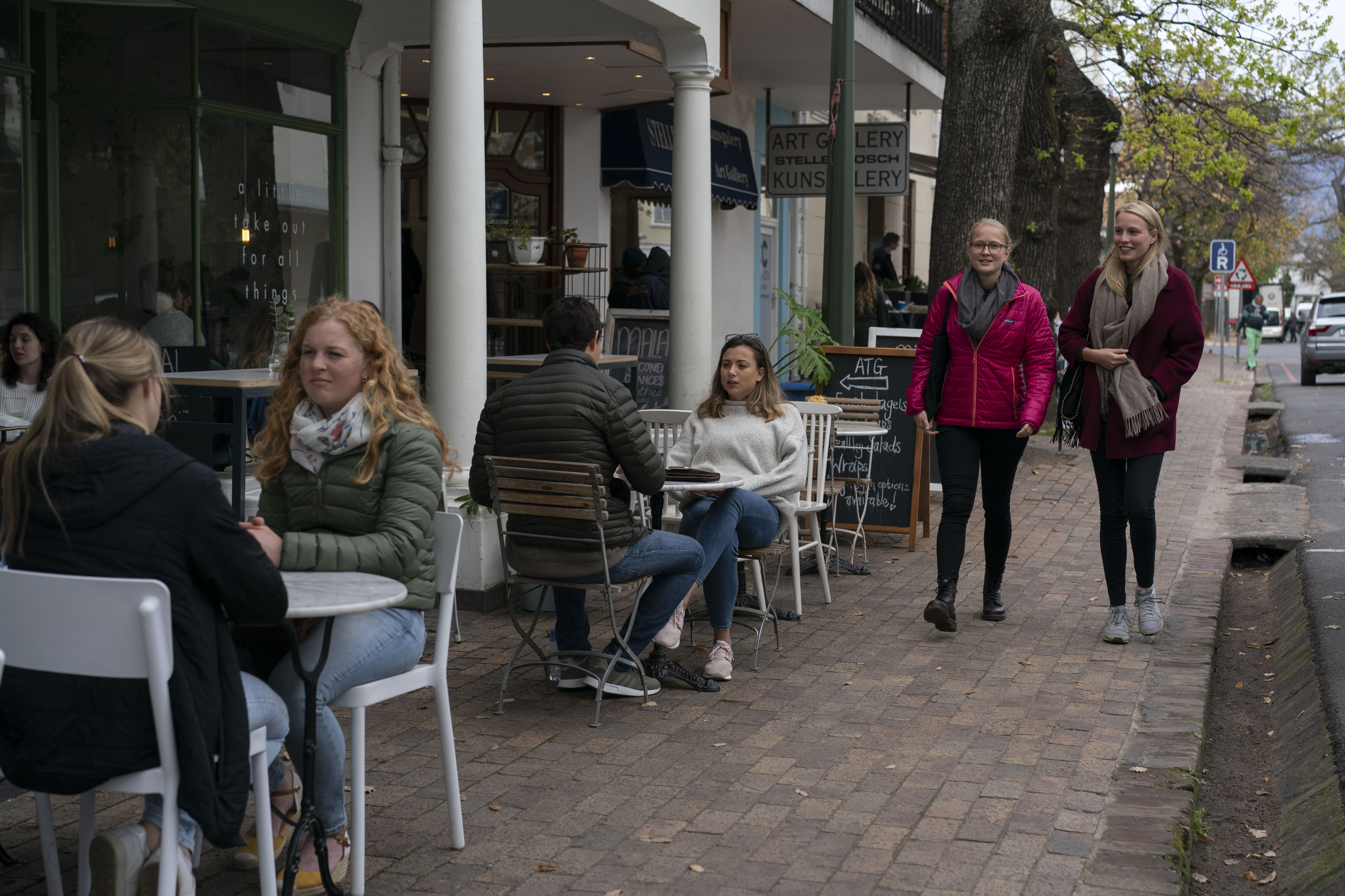 Stellenbosch, una comunidad universitaria, está rodeada de viñedos y es una atracción turística popular. (Joao Silva/The New York Times)
