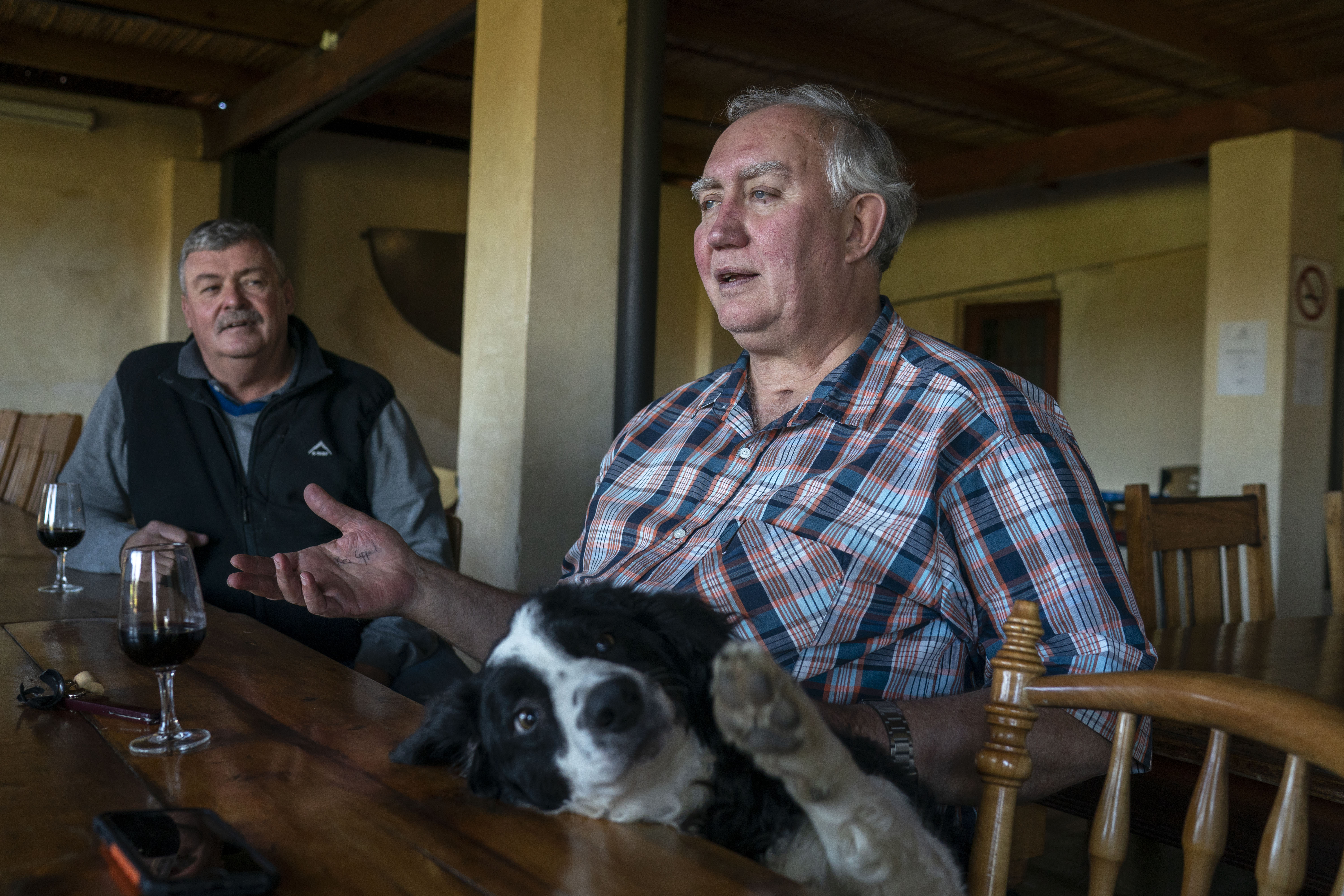 Smit con amigos en su viñedo Credit. (Joao Silva/The New York Times)