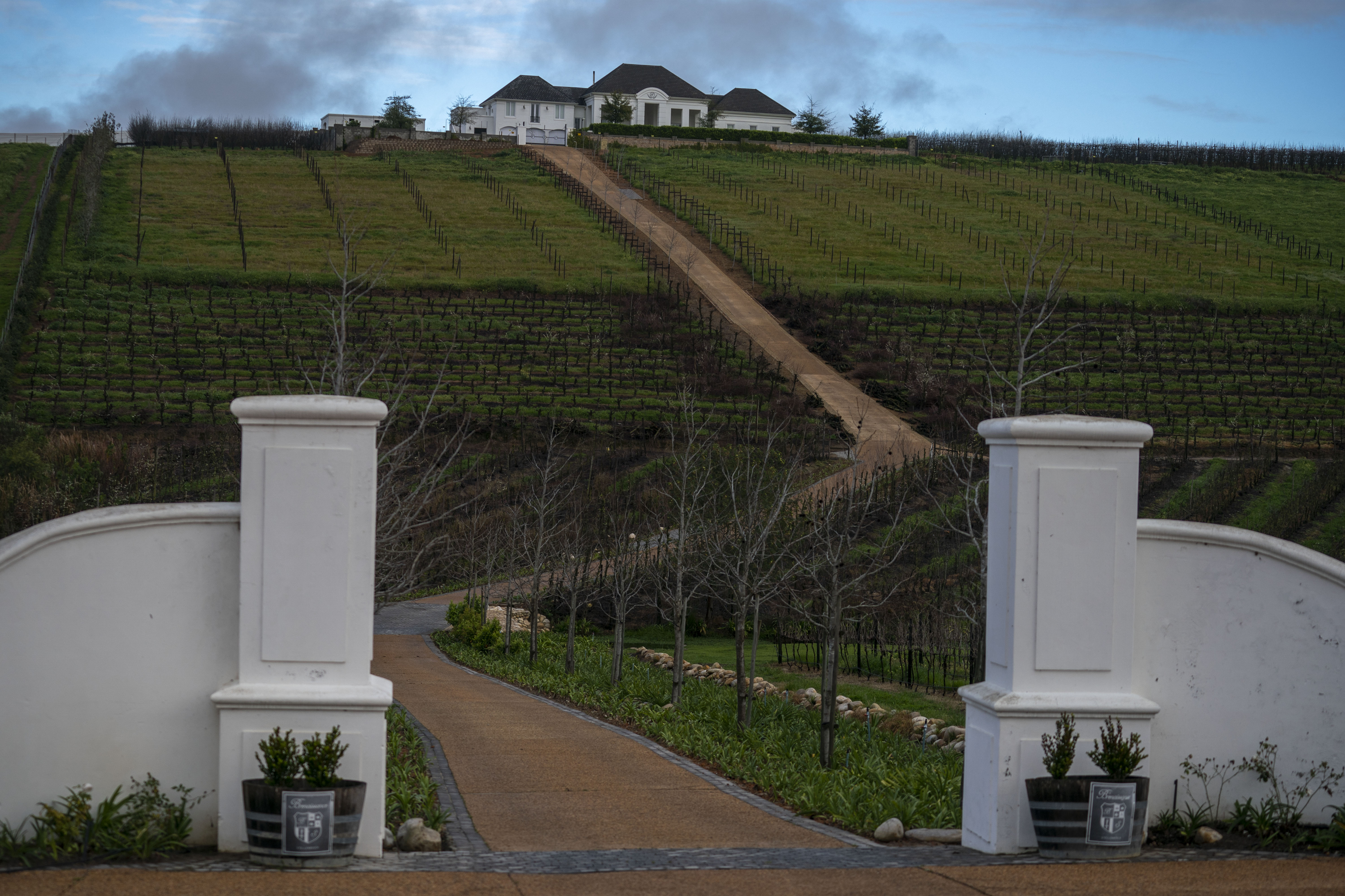 Una granja vinícola en Stellenbosch, una región conocida por sus uvas chenin blanc y pinotage. (Joao Silva/The New York Times)