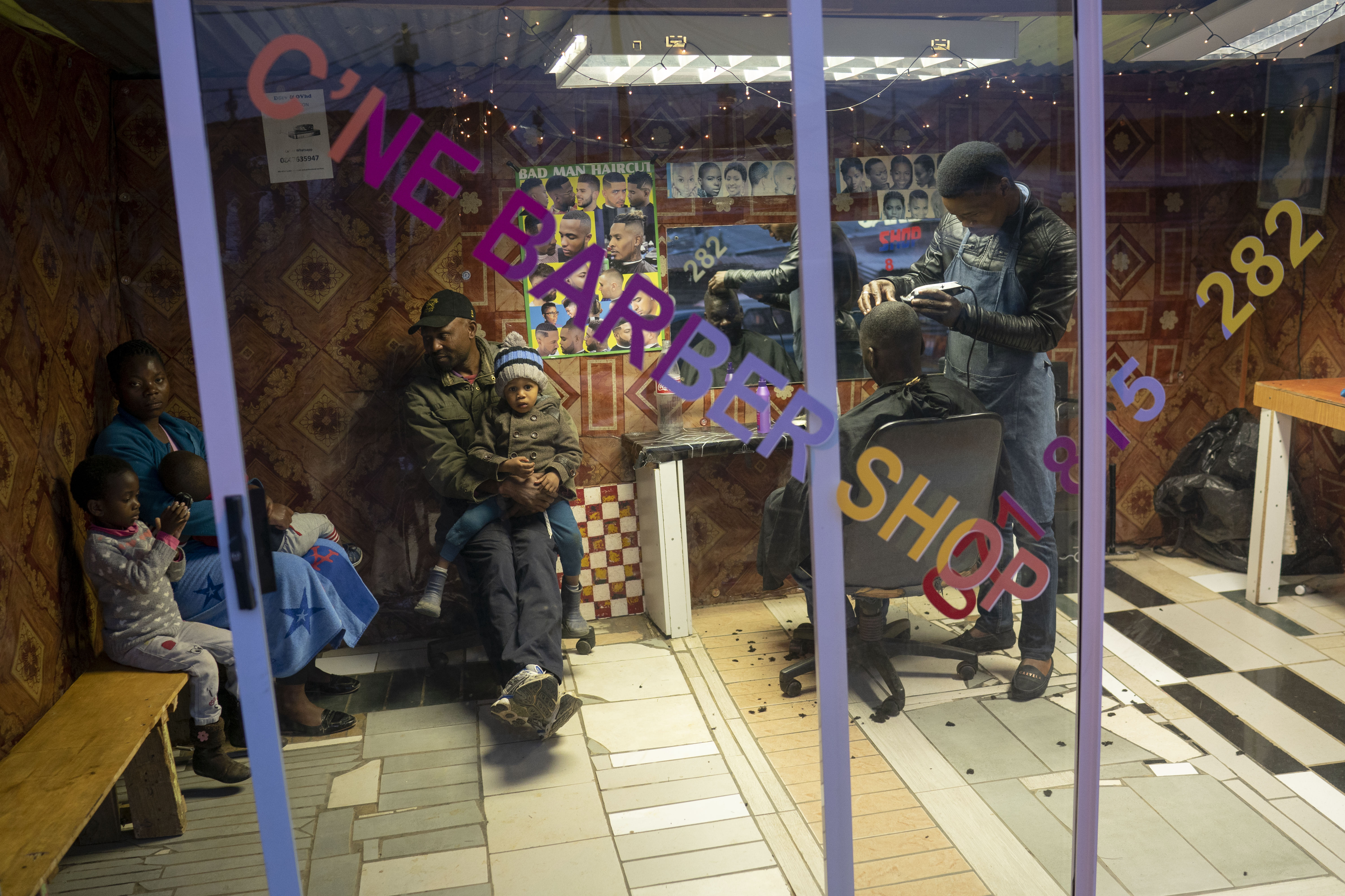 Una barbería en Kayamandi, un gueto cerca de los viñedos. (Joao Silva/The New York Times)