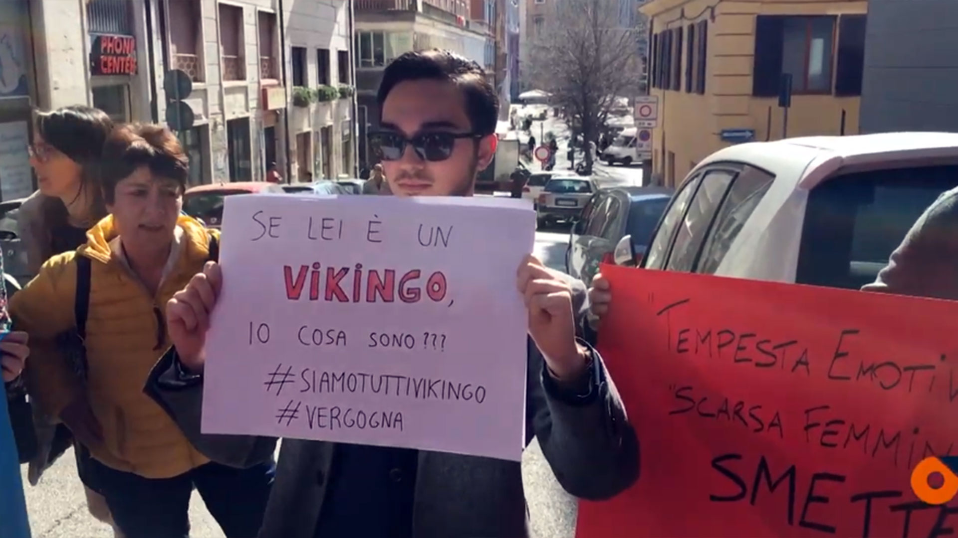 “Todas somos vikingo”, gritaron las manifestantes, en solidaridad con la víctima