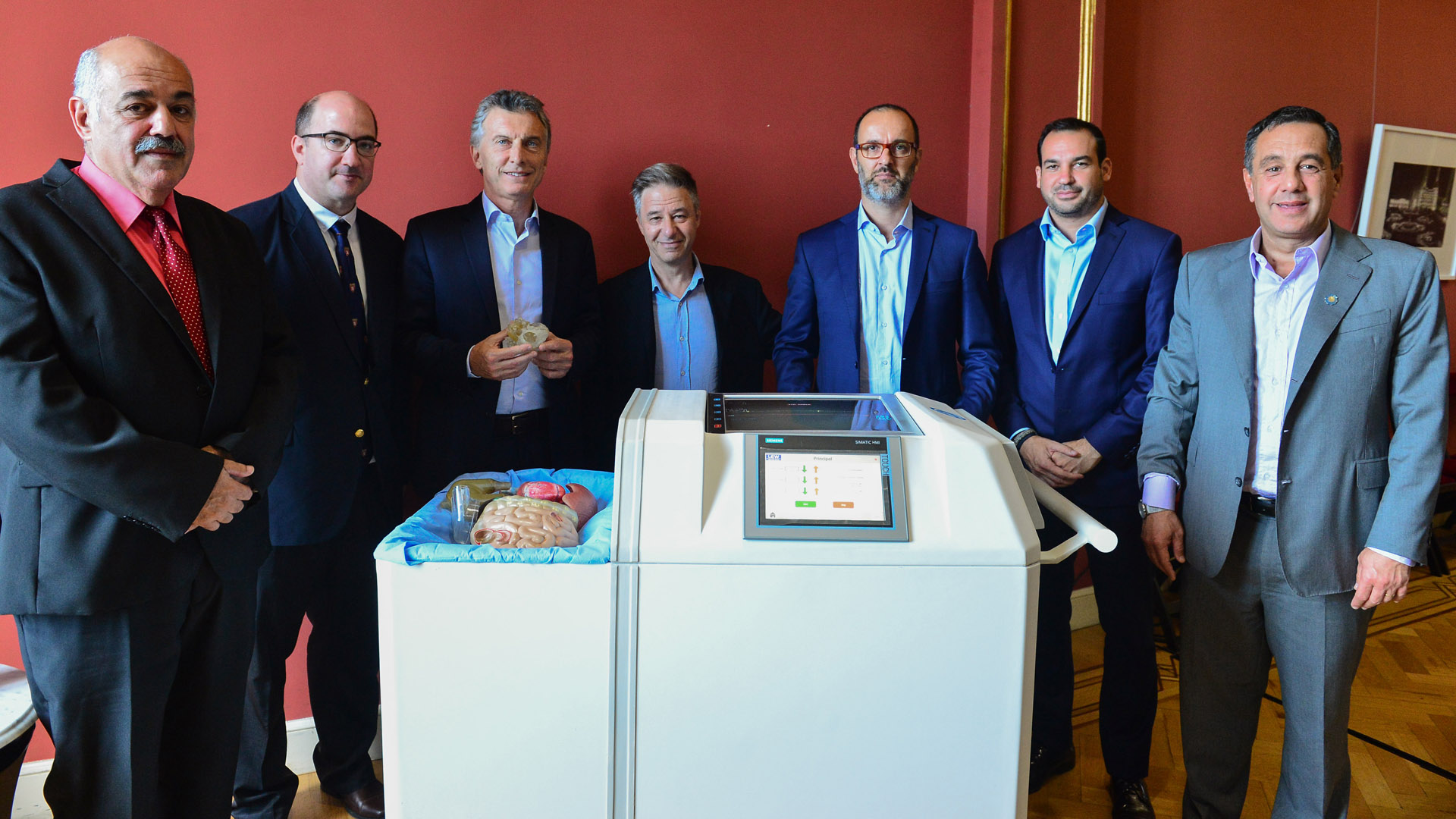 En imagen (de izq. a der.): Carlos Arcusin, Ignacio Berra, Mauricio Macri, Adrián Abalovich, Rodrigo Córdoba, Jorge Aguado y Alejandro Finocchiaro