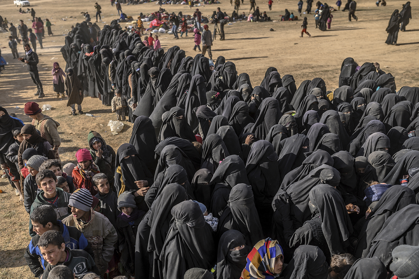 Alguno de los familiares de los combatientes del ISIS, evacuados poco antes de la ofensiva final sobre el último reducto en Siria (AFP)