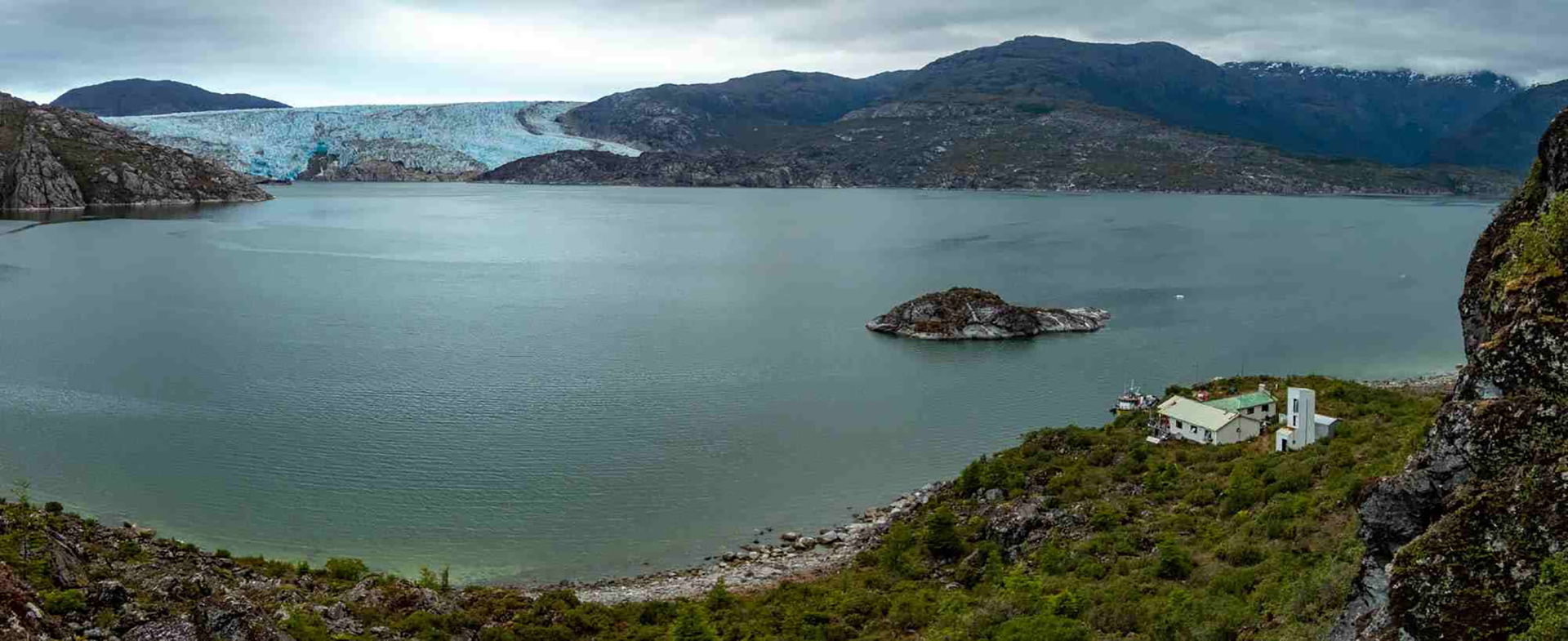 El archipiélago comprende un conjunto de 54 islas, la mayor de ellas la Isla Madre de Dios, comúnmente llamada la “Isla imposible”