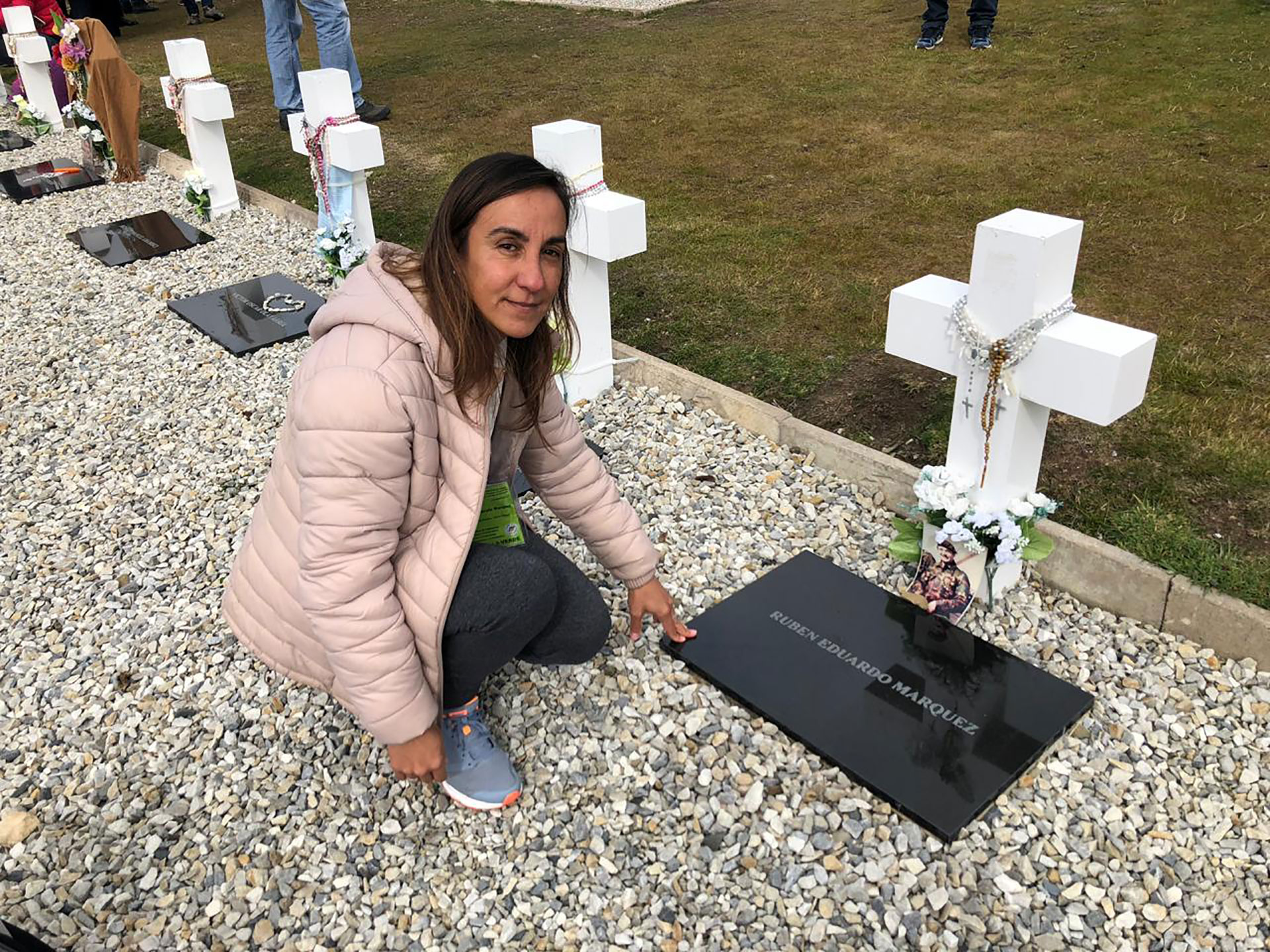 Lorna Márquez arrojó la cenizas de la madre de Rubén Márquez, junto a la tumba del soldado