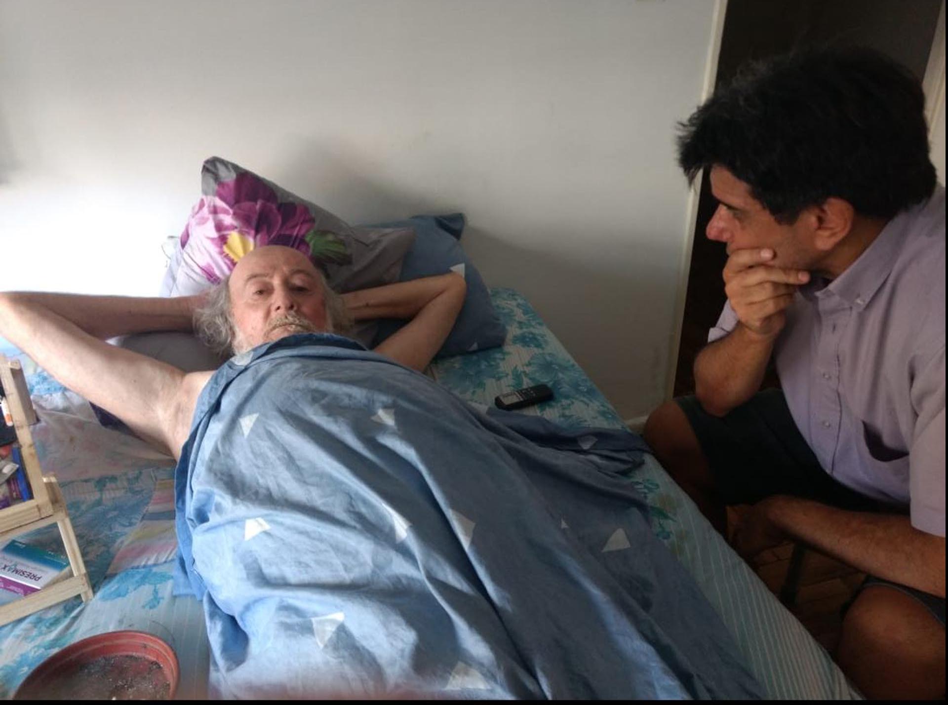 Enrique Symms, actualmente, en su departamento de Balvanera