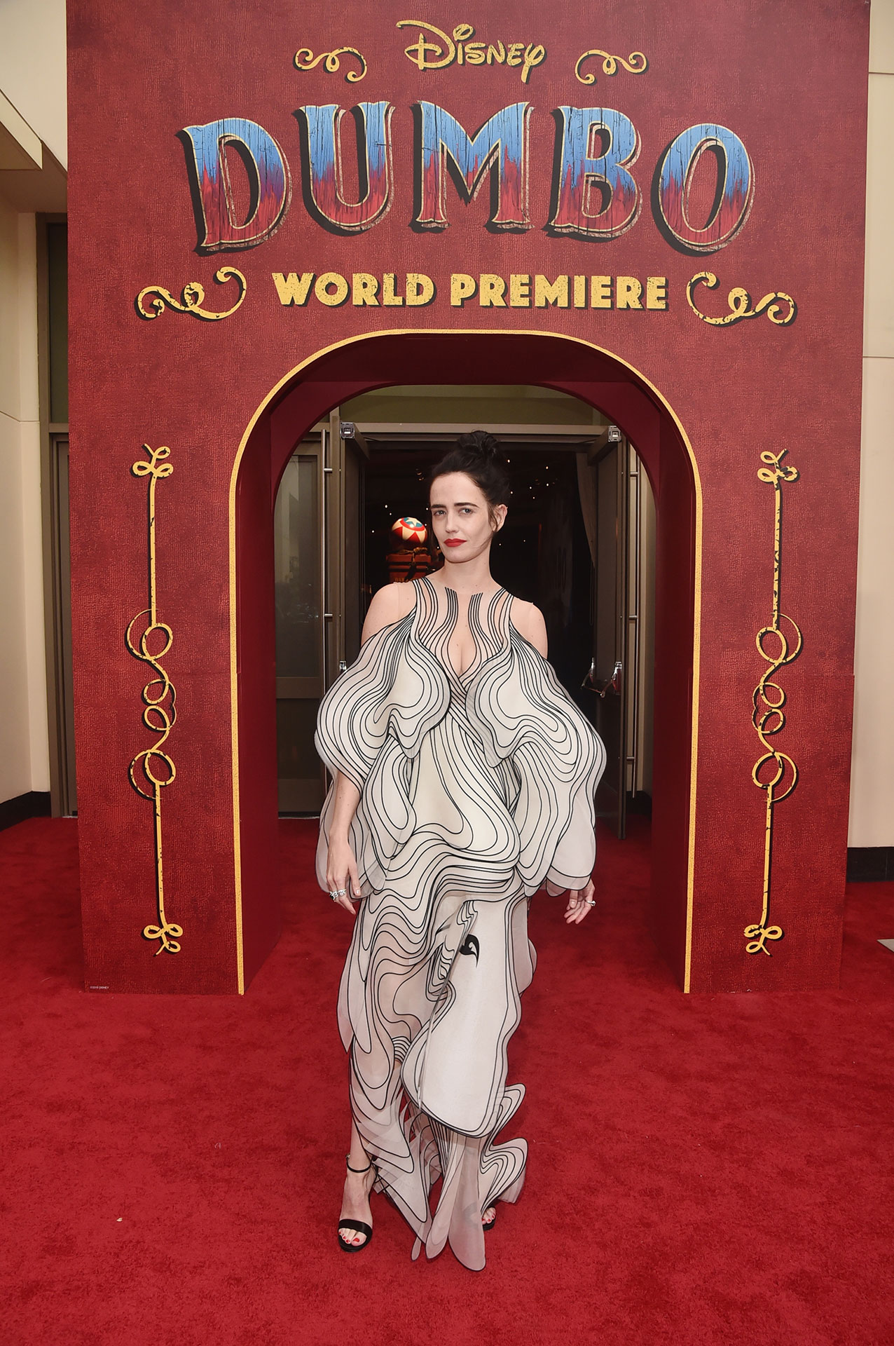 Eva Green en un cautivante vestido de la no menos original diseñadora holandesa Iris van Herpen.