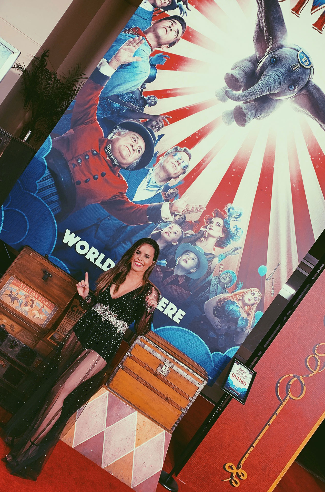 Sofi Morandi (22) sobre la red carpet, luciendo un body negro con transparencias y brillos en la red carpet de Los Ángeles