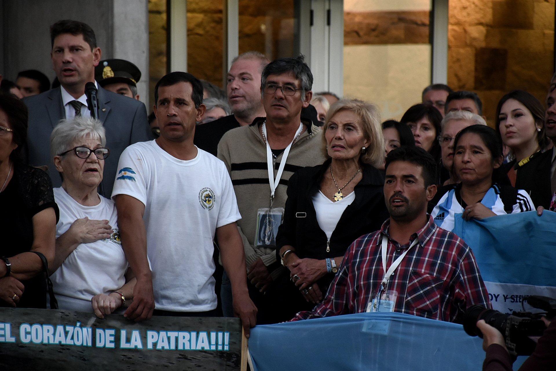 Algunos allegados y veteranos de Malvinas aguardaron con ansiedad la llegada de los 65 familiares que viajaron a las Islas Malvinas