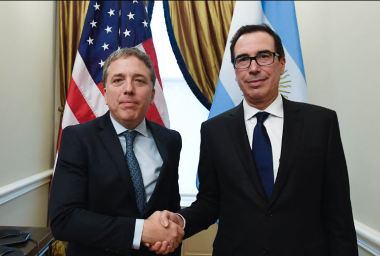 Nicolás Dujovne y Steven Mnuchin, ayer, en la capital de EEUU