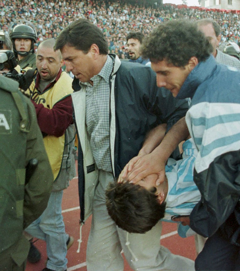 Julio Cruz abandona la cancha en La Paz (1997)