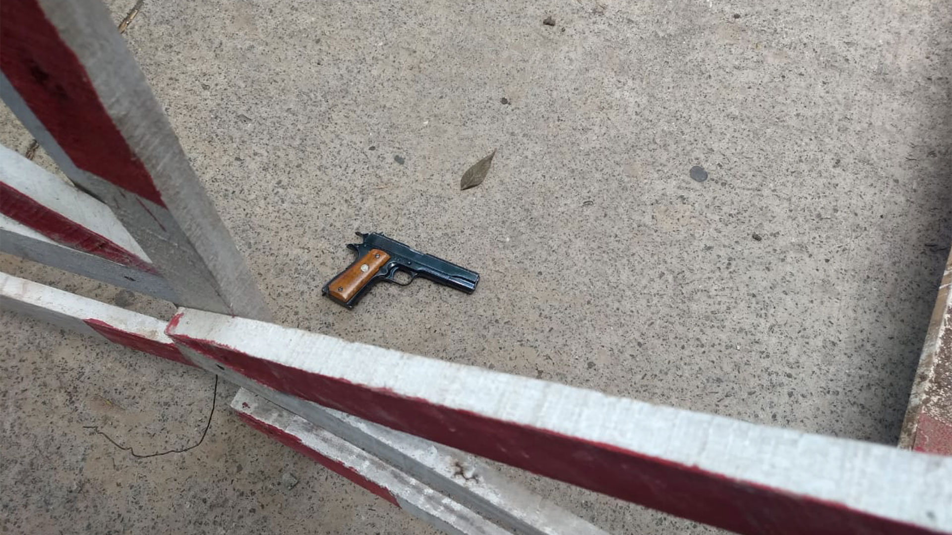 Una de las armas halladas en las inmediaciones a donde detuvieron a los delincuentes