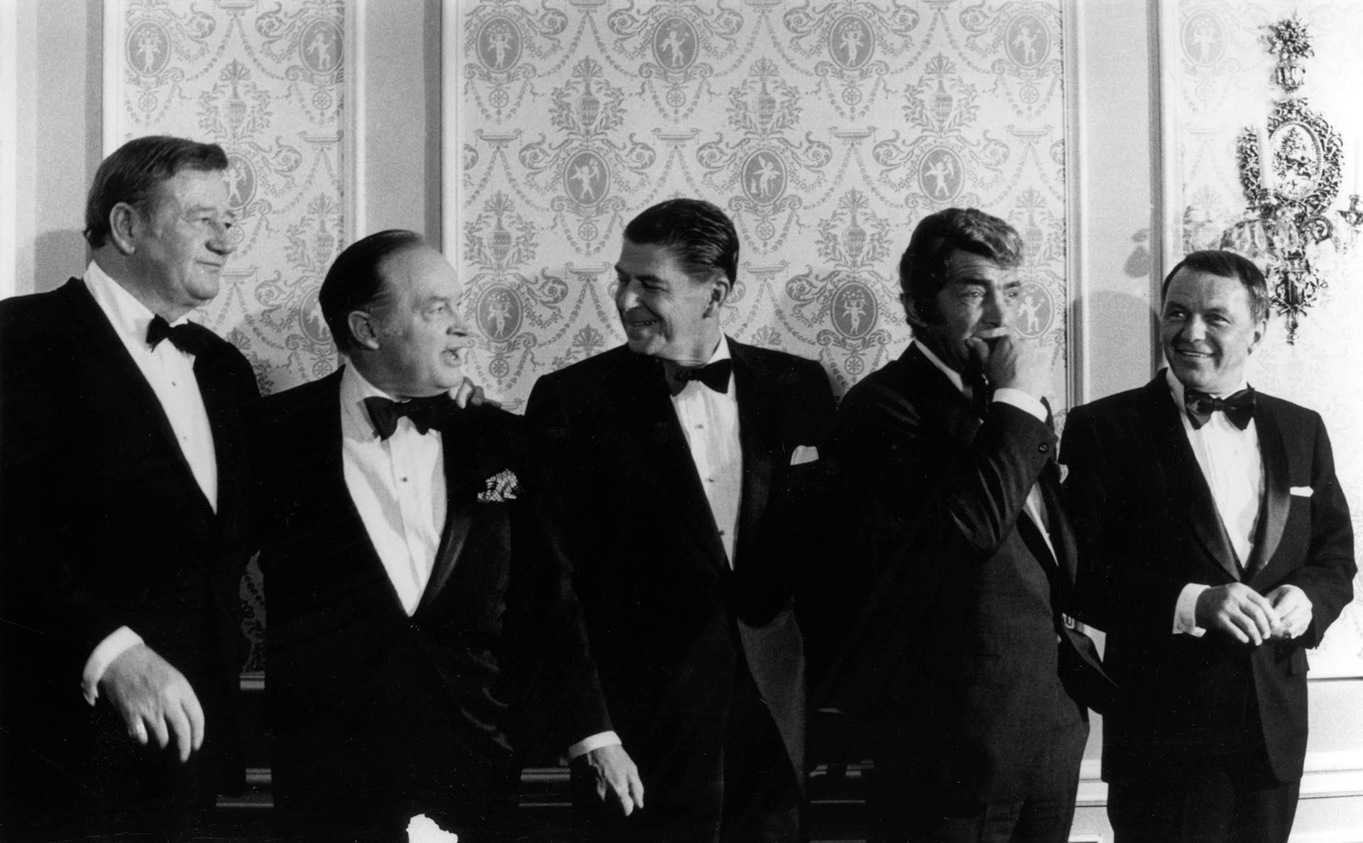 Ronald Reagan junto a John Wayne, Bob Hope, Dean Martin y Frank Sinatra (Grosby Group)