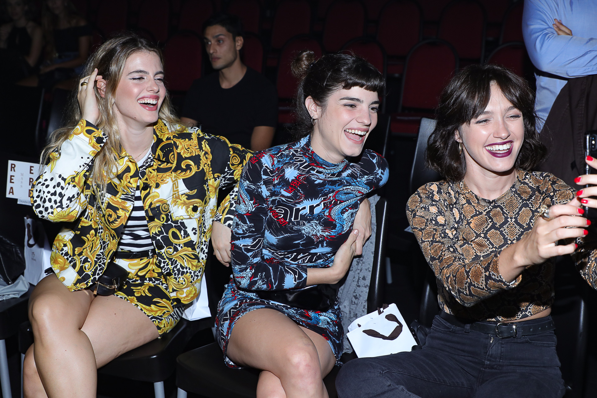 Chiara Parravecini, Male Sánchez y Cande Vetrano en la front row de Complot.