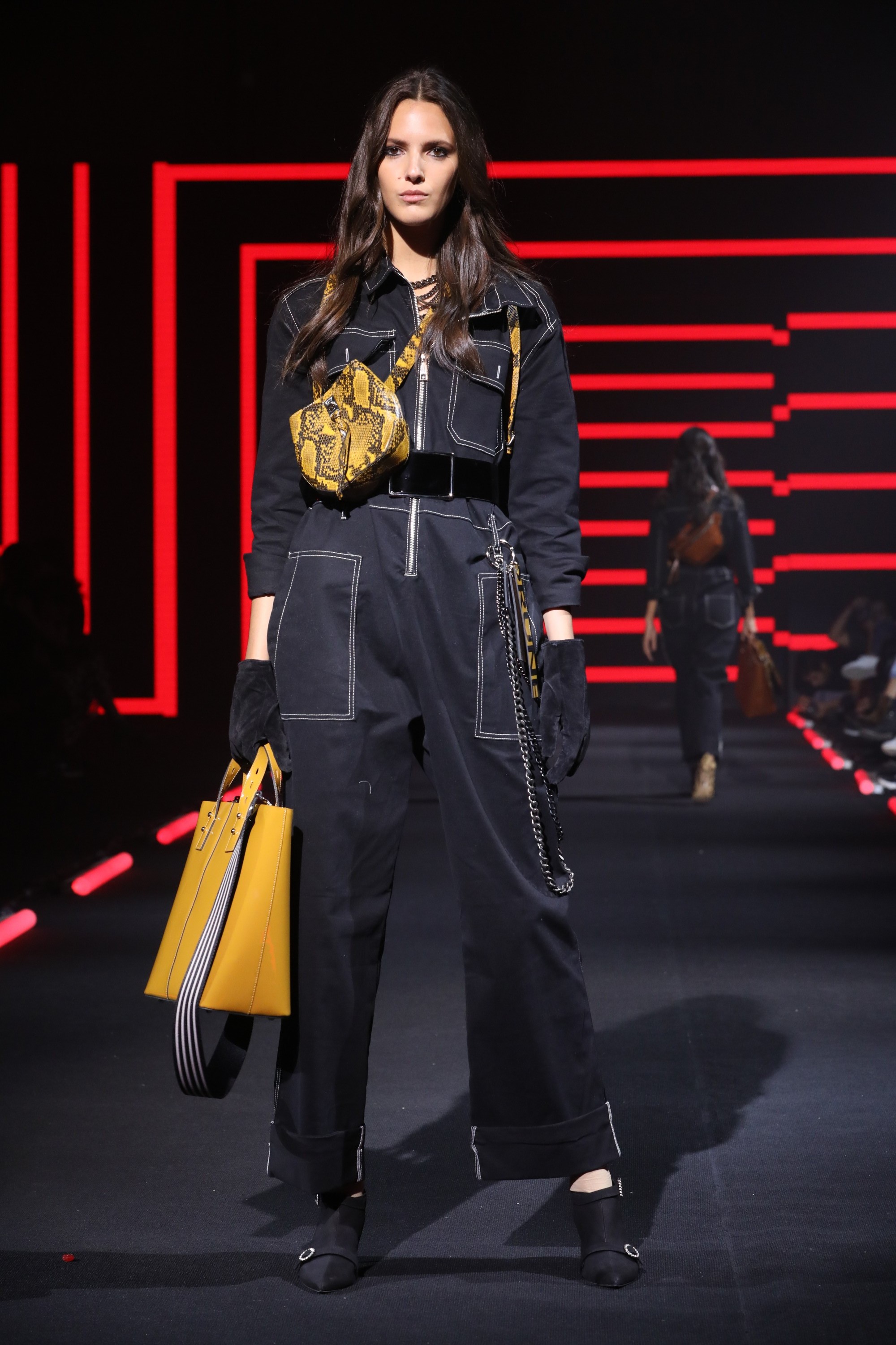 Mono de denim en el desfile de Prüne: riñoneras y maxicarteras en amarillo.