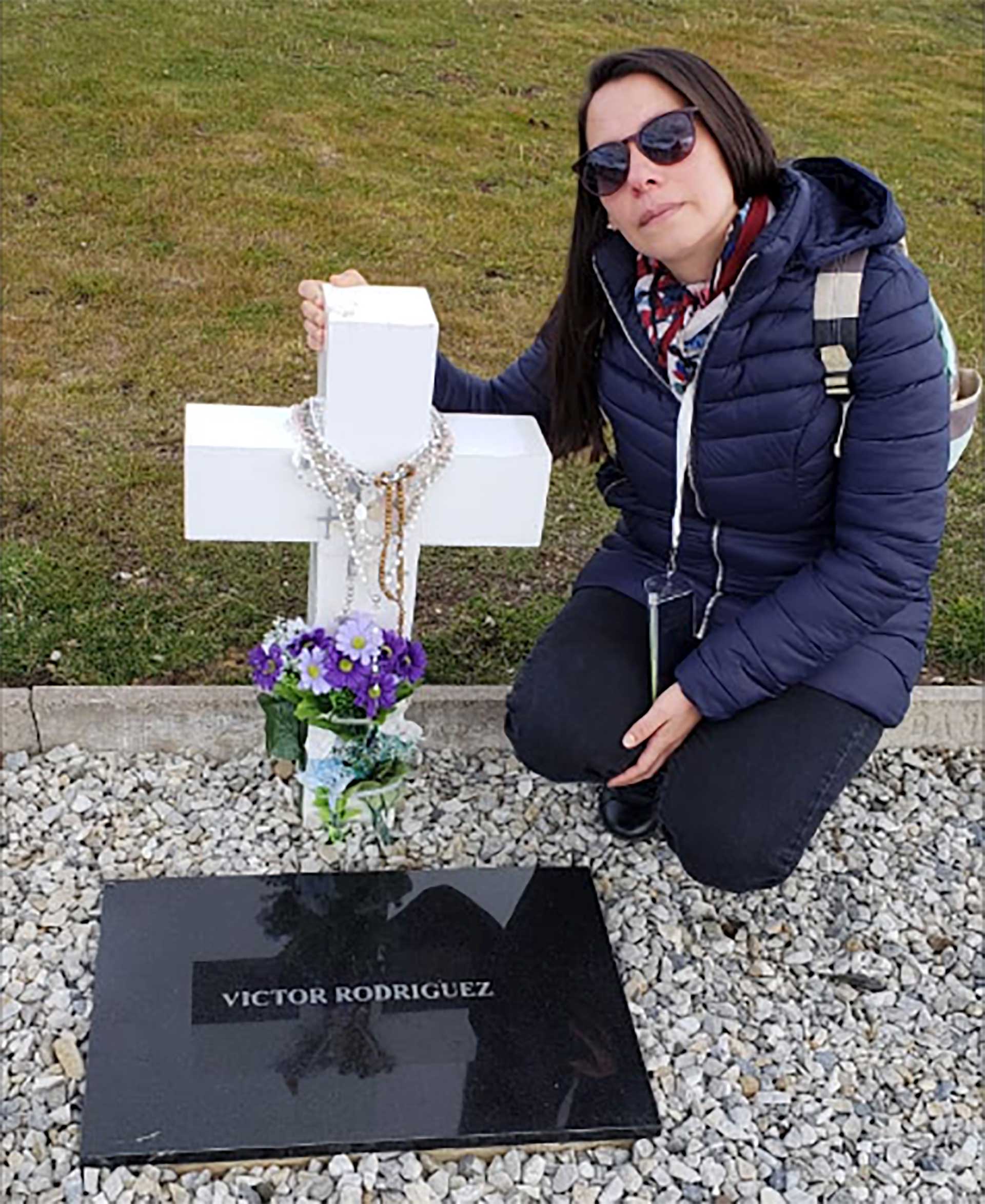 Nora Rodríguez, en la tumba de su hermano, en el cementerio de Darwin. Foto: Gentileza Mabel Godoy.