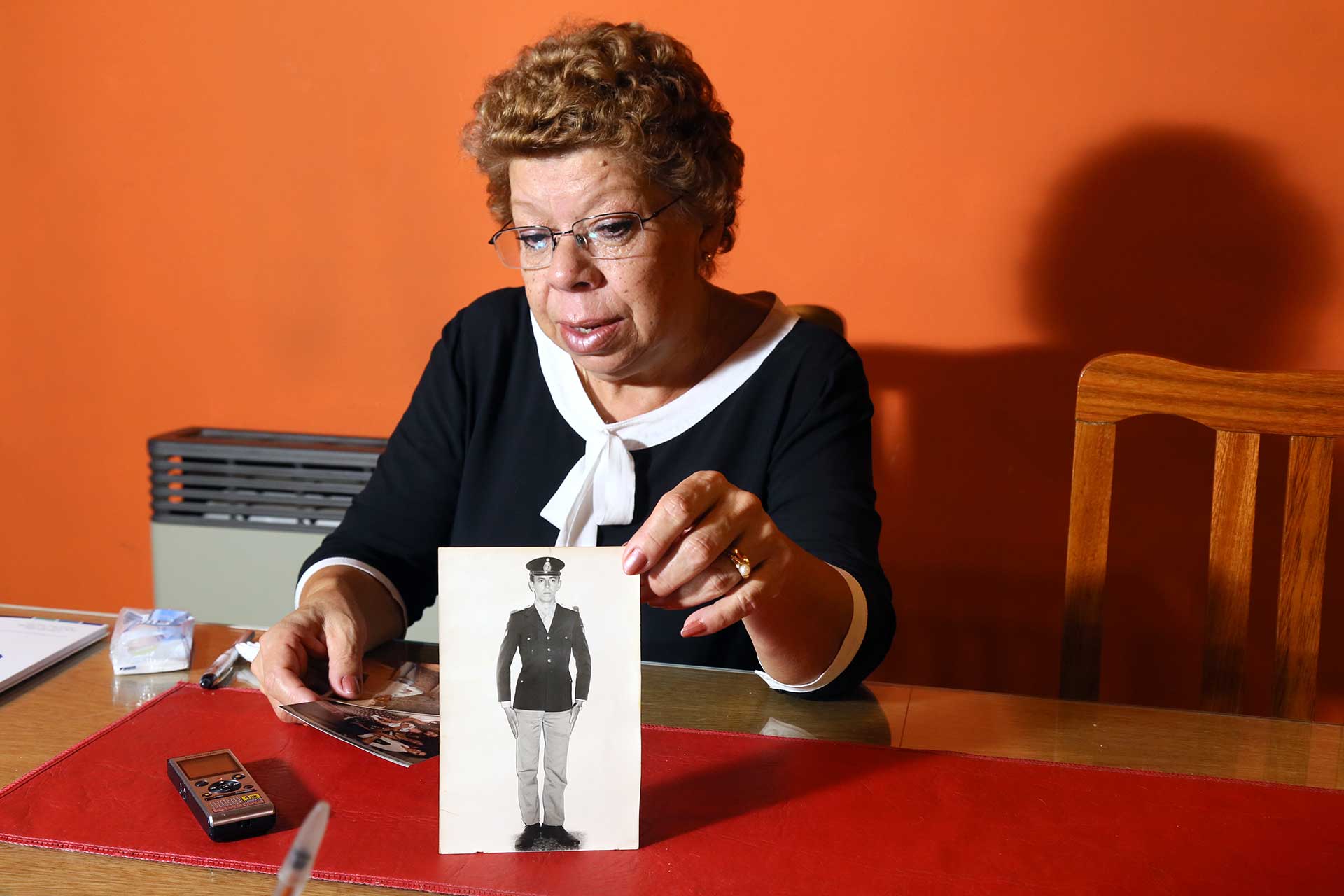 Ramona con una foto de su hermano, el soldado Mario Gómez, antes de su partida a Malvinas. Foto: Giovanni Sacchetto/DEF.