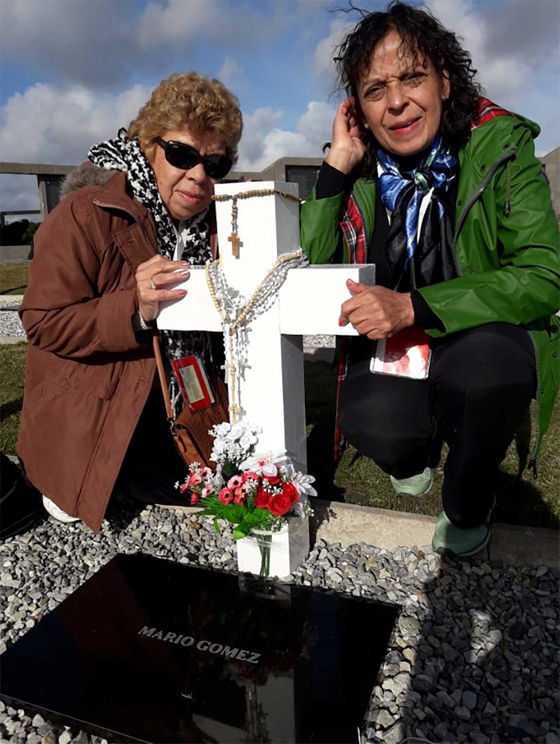 Ramona y Felipa, en la tumba de su hermano en el cementerio de Darwin. Foto: Gentileza Ramona Gómez.