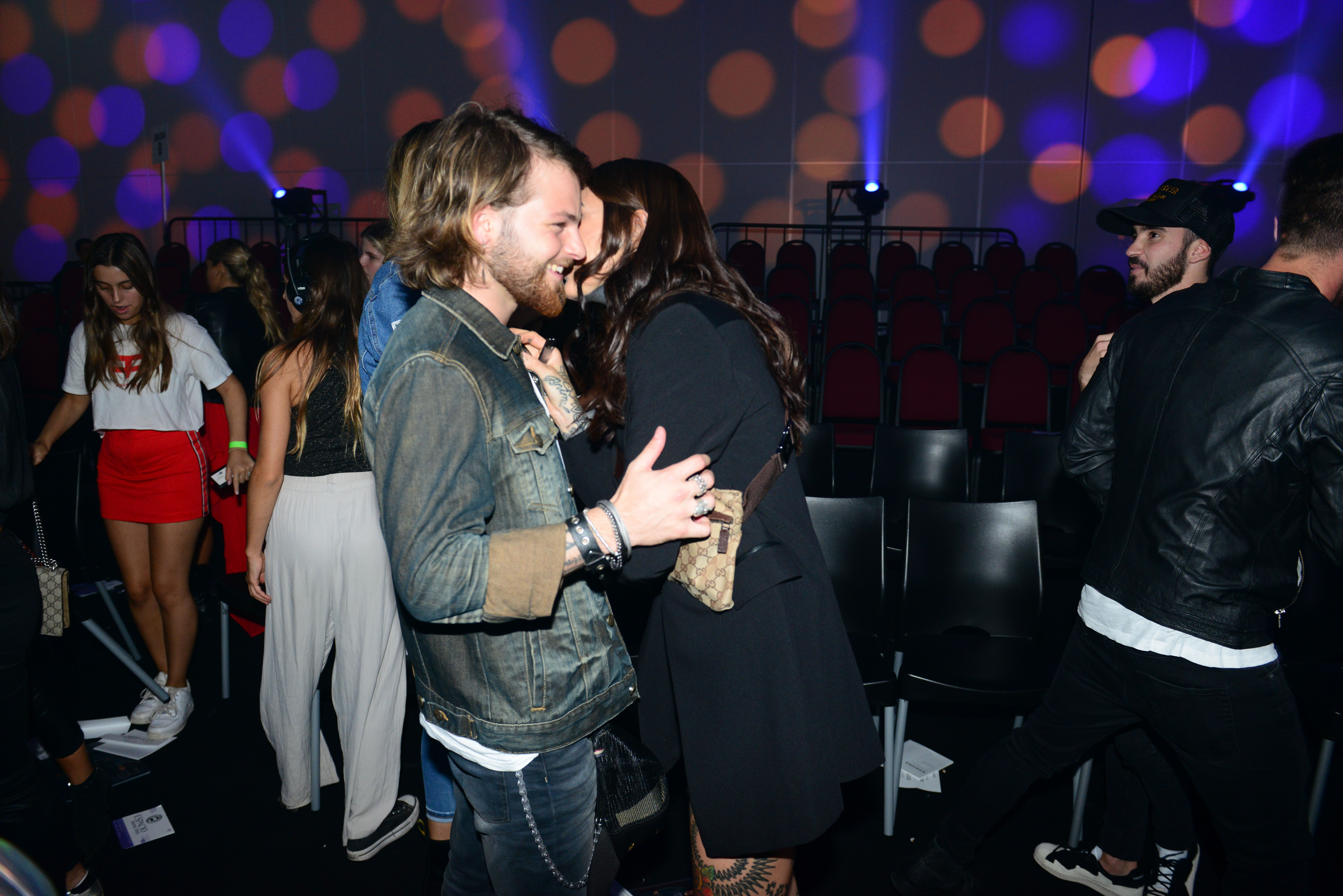 Besos y complicidad entre Luca Bonomi y Cande Tinelli.
