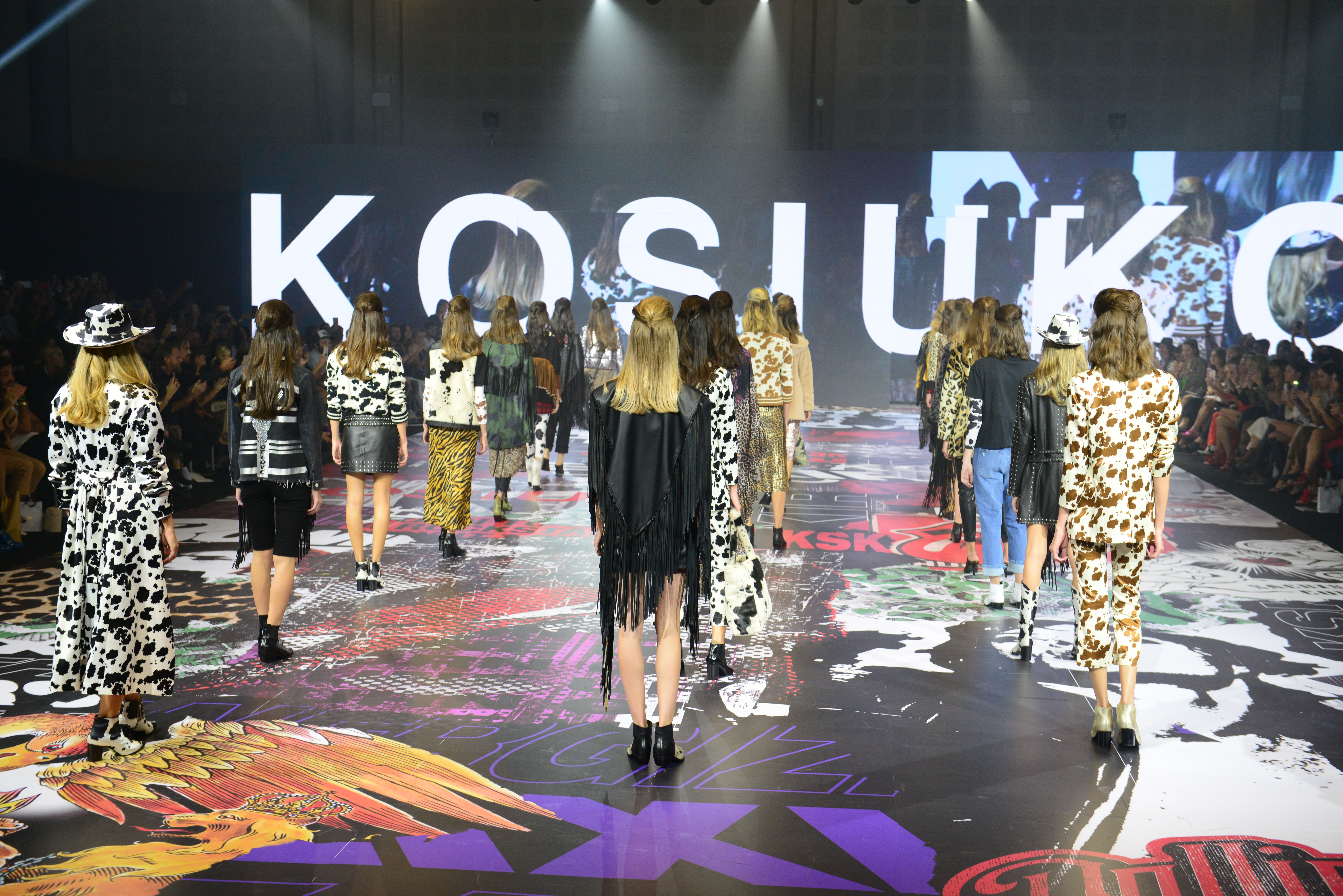 Maxi abrigos, sombreros y flecos: cowgirls by Kosiuko.