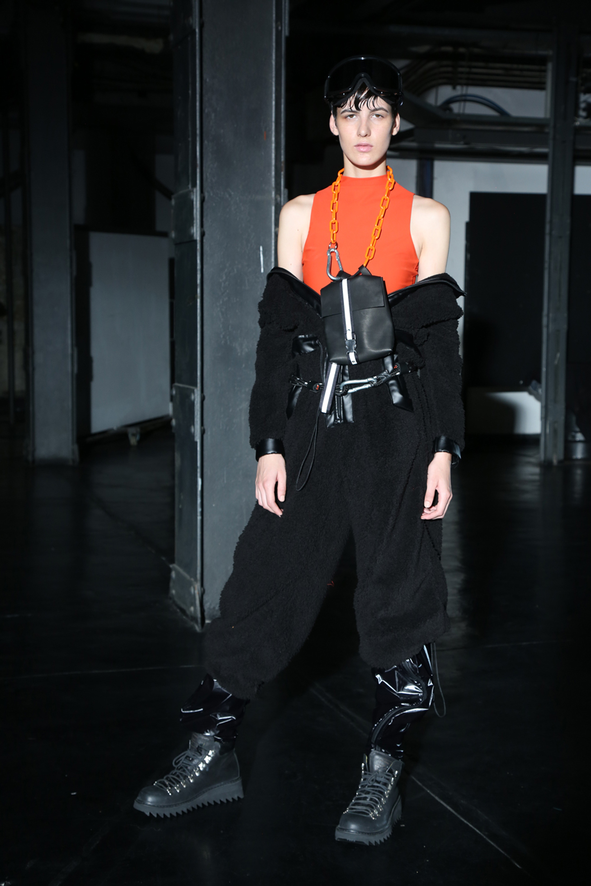 Las prendas oversized son un clásico de Kostume que se repite temporada tras temporada