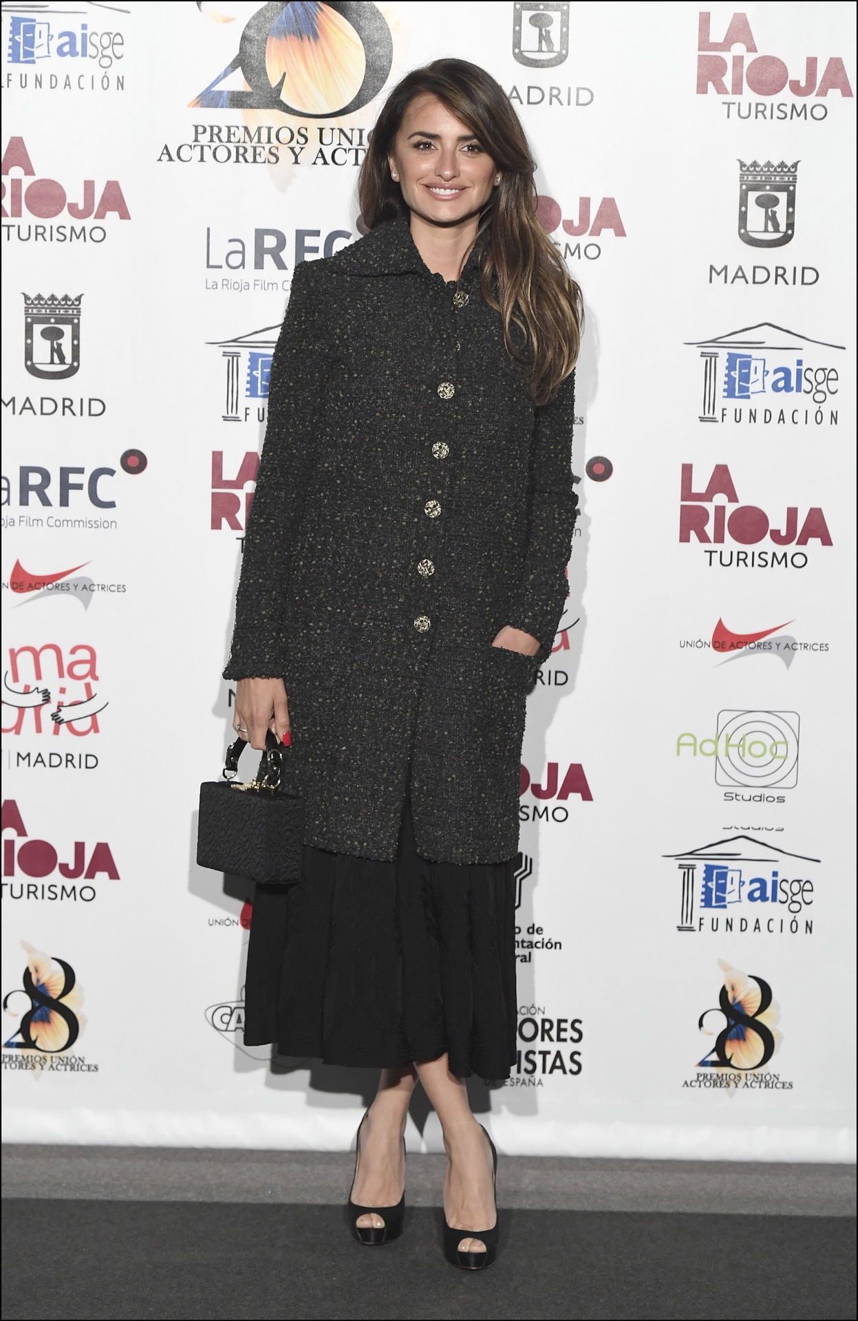 Penelope Cruz fue a recibir un premio a la Unión de Actores y Actrices con otro mix de Chanel: vestido más abrigo.