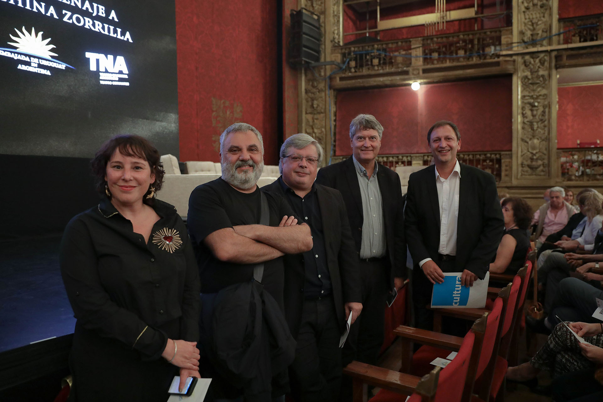 De izquierda a derecha: Analía Díaz- jefa de prensa del TNA teatro Cervantes, Alejandro Tantanian director del TNA, Enrique Aguerre- director del Museo Nacional de Artes Visuales de Uruguay-, Rafael Michelini senador de Uruguay, Sergio Mautone, director de cultura de Uruguay