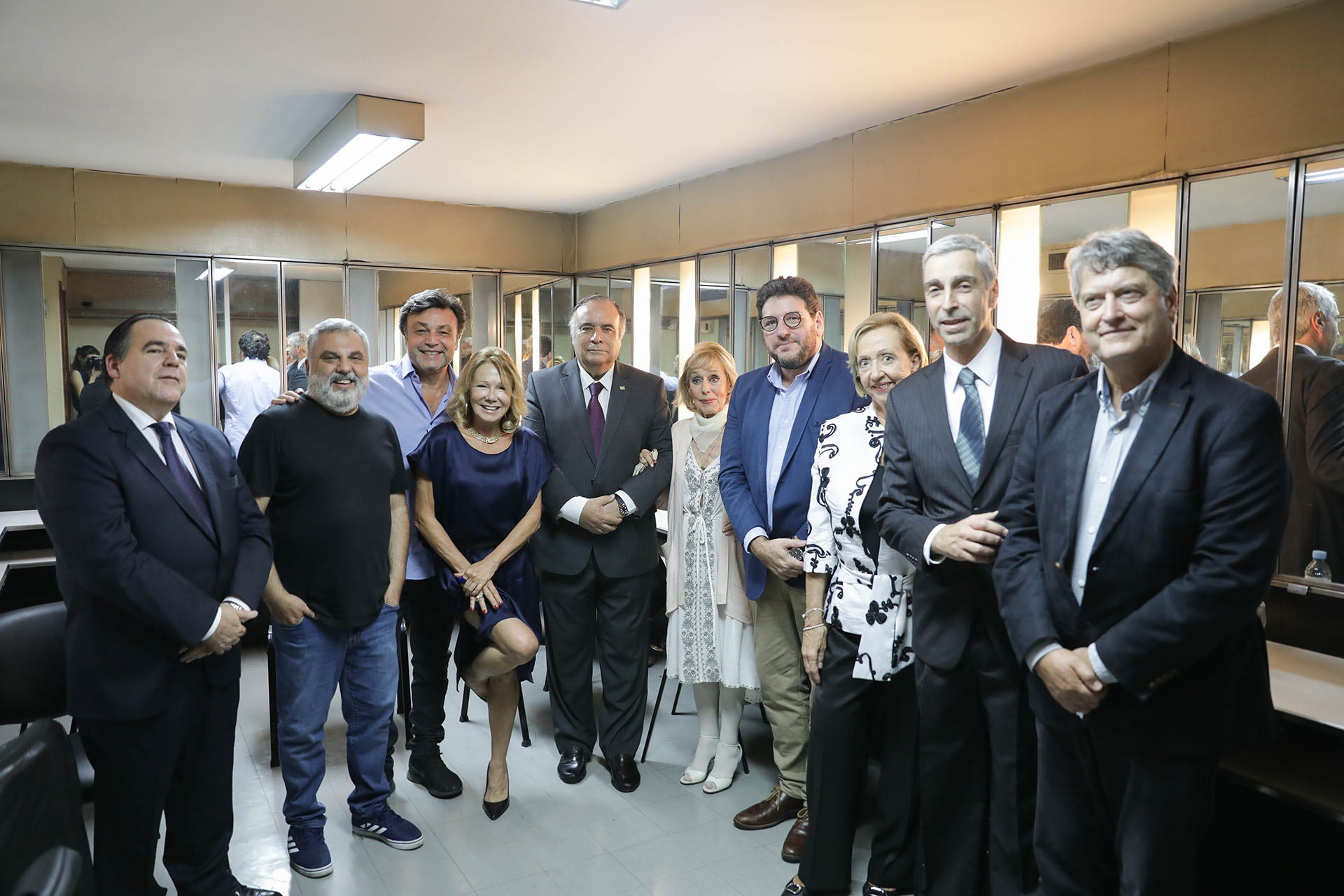 Más de 300 personas del ámbito de la cultura, políticas y las artes rindieron su homenaje en el Teatro Nacional