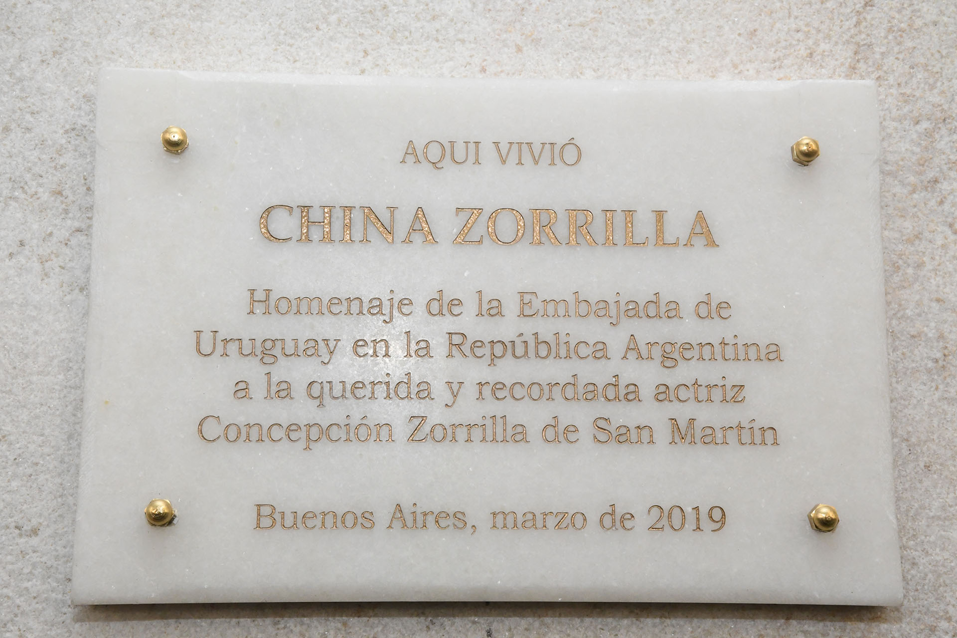 La placa conmemorativa en la fachada del edificio en que el que vivió la actriz uruguaya en Buenos Aires hasta su regreso a Montevideo ubicado sobre la calle Uruguay en el barrio de Recoleta.