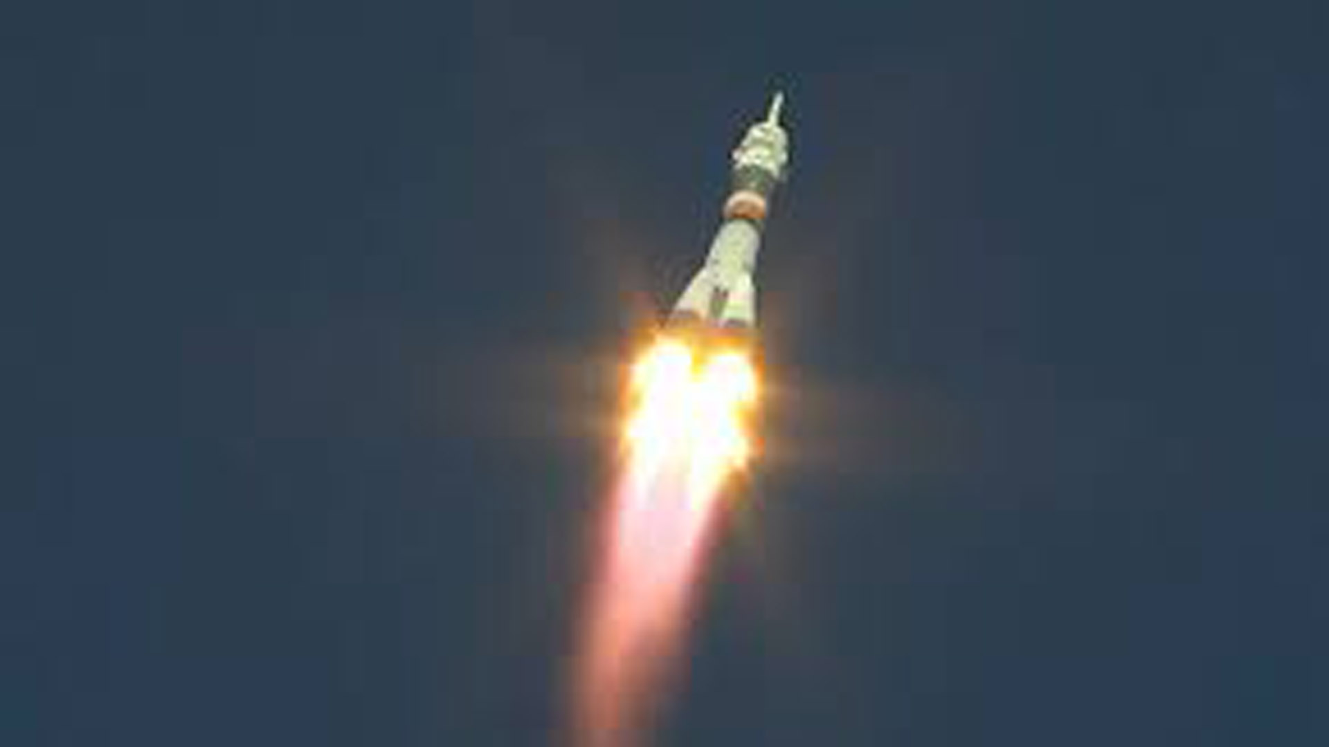 El cohete Soyuz lanzó a tres astronautas desde el Cosmódromo de Baikonur en Kazajstán