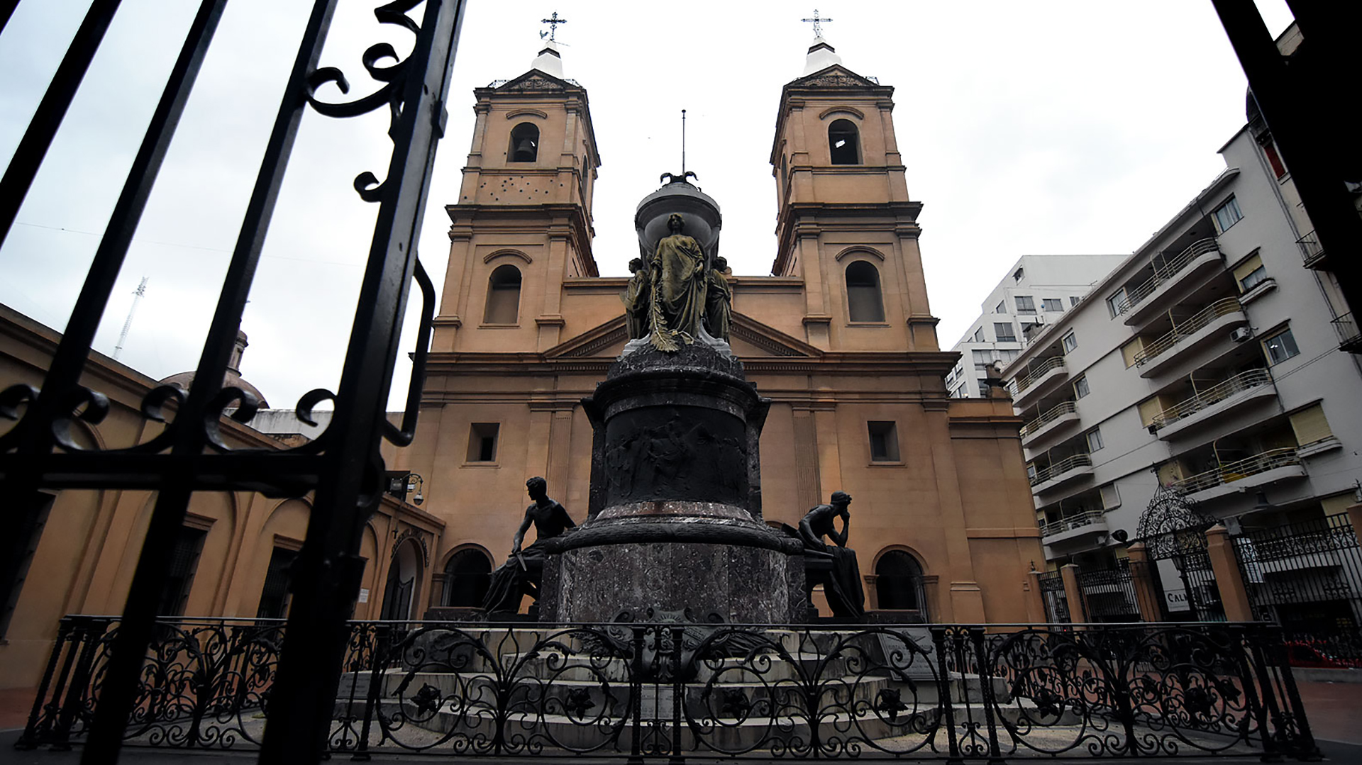 En la Basílica de Nuestra Señora del Rosario se refugiaron los soldados ingleses en la invasión de 1807 y en su interior se conservan las banderas robadas a las fuerzas agresoras (Nicolás Stulberg)