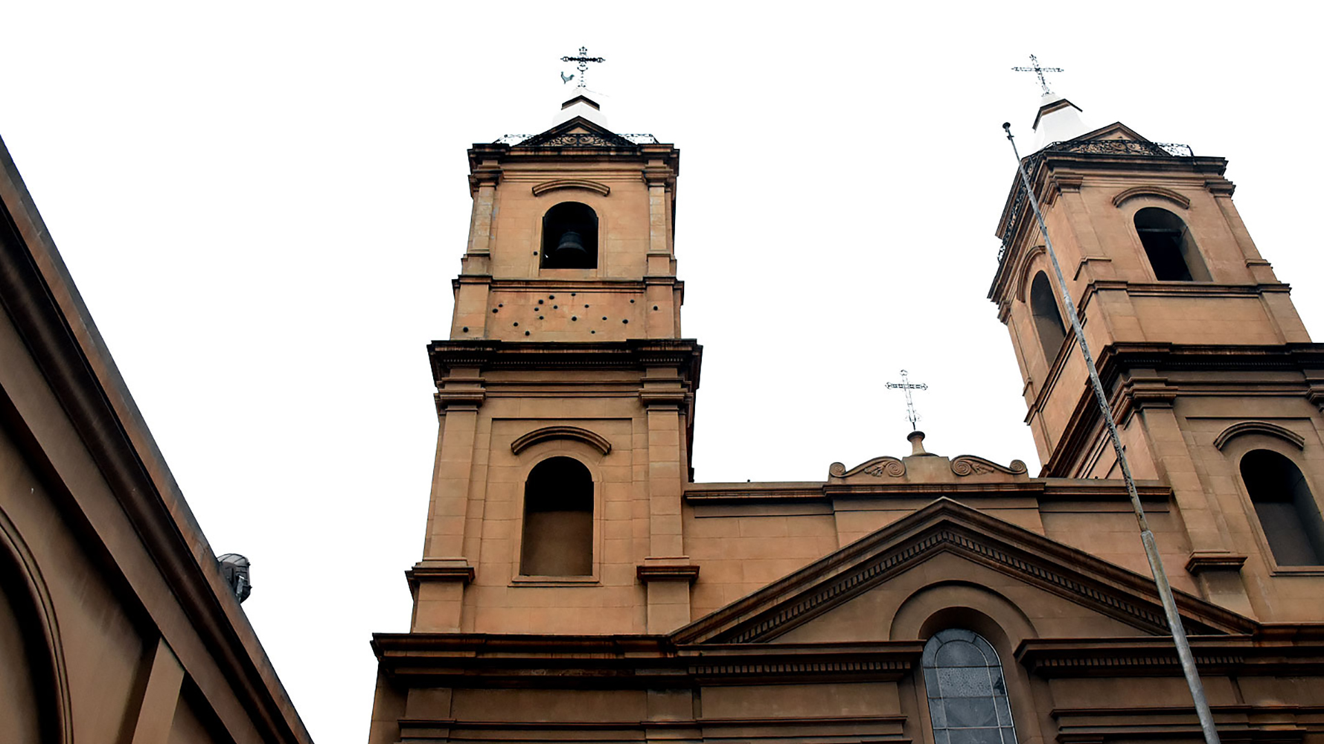 Una de las torres del Convento de Santo Domingo, ubicado en la esquina de las calles Belgrano y Defensa, conserva los rasgos de las invasiones inglesas (Nicolás Stulberg)