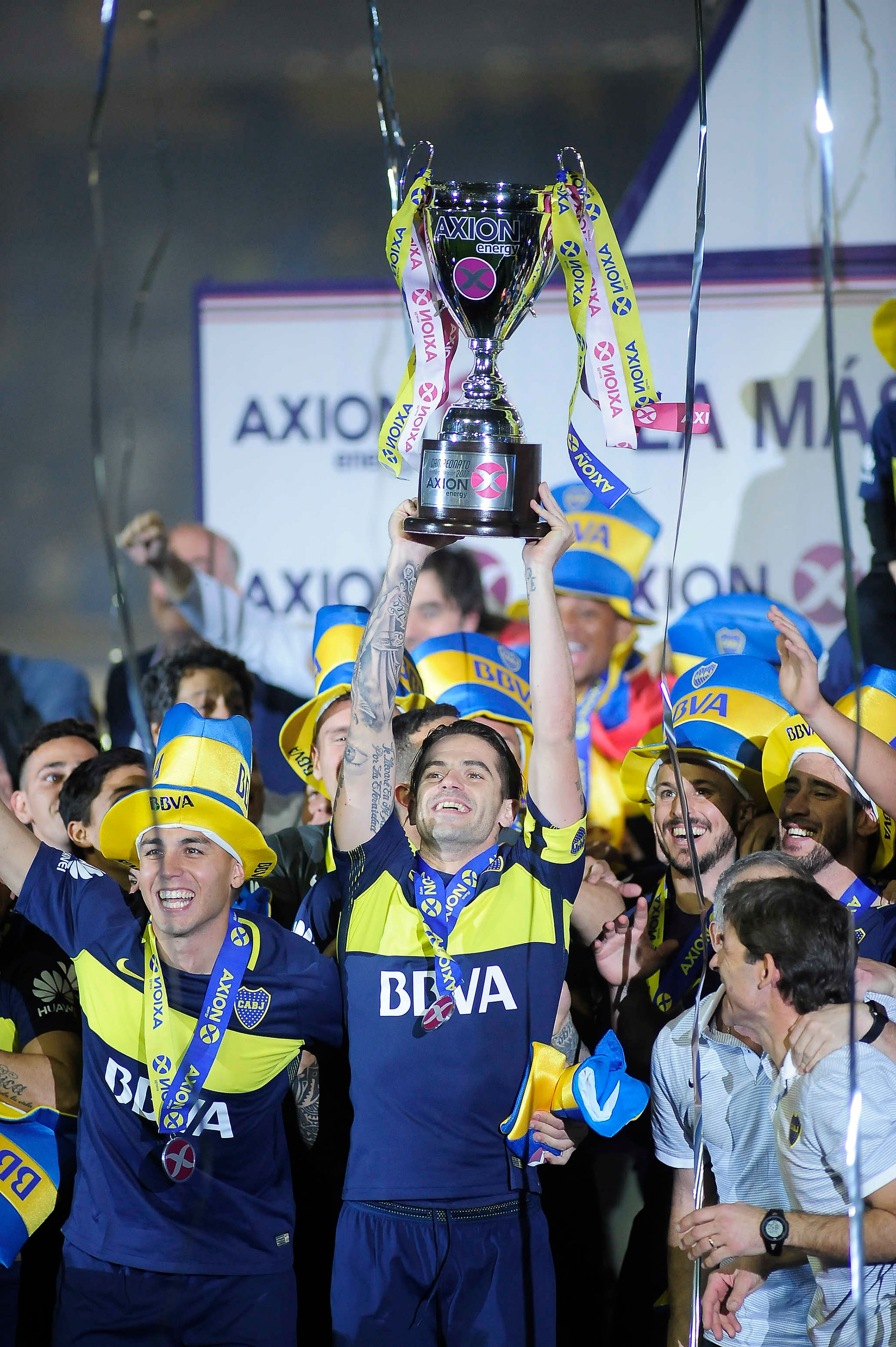 Campeonato 2016/2017: Gago, capitán del equipo conducido por Guillermo Barros Schelotto, levanta el trofeo junto a Tobio, Benedetto y Pablo Pérez (Foto Baires)