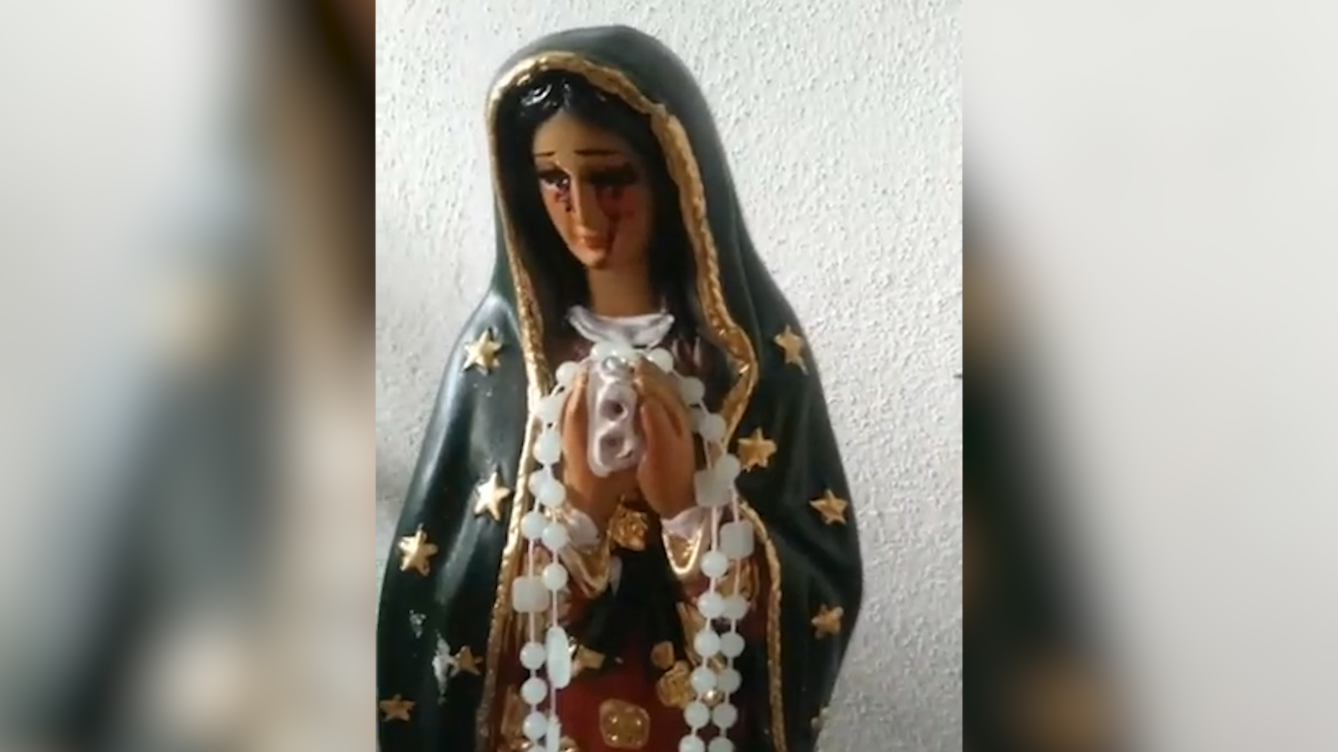 En febrero se reveló otro caso similar en México: el de una virgen que presuntamente lloraba sangre (Foto: Captura de pantalla Multimedios)