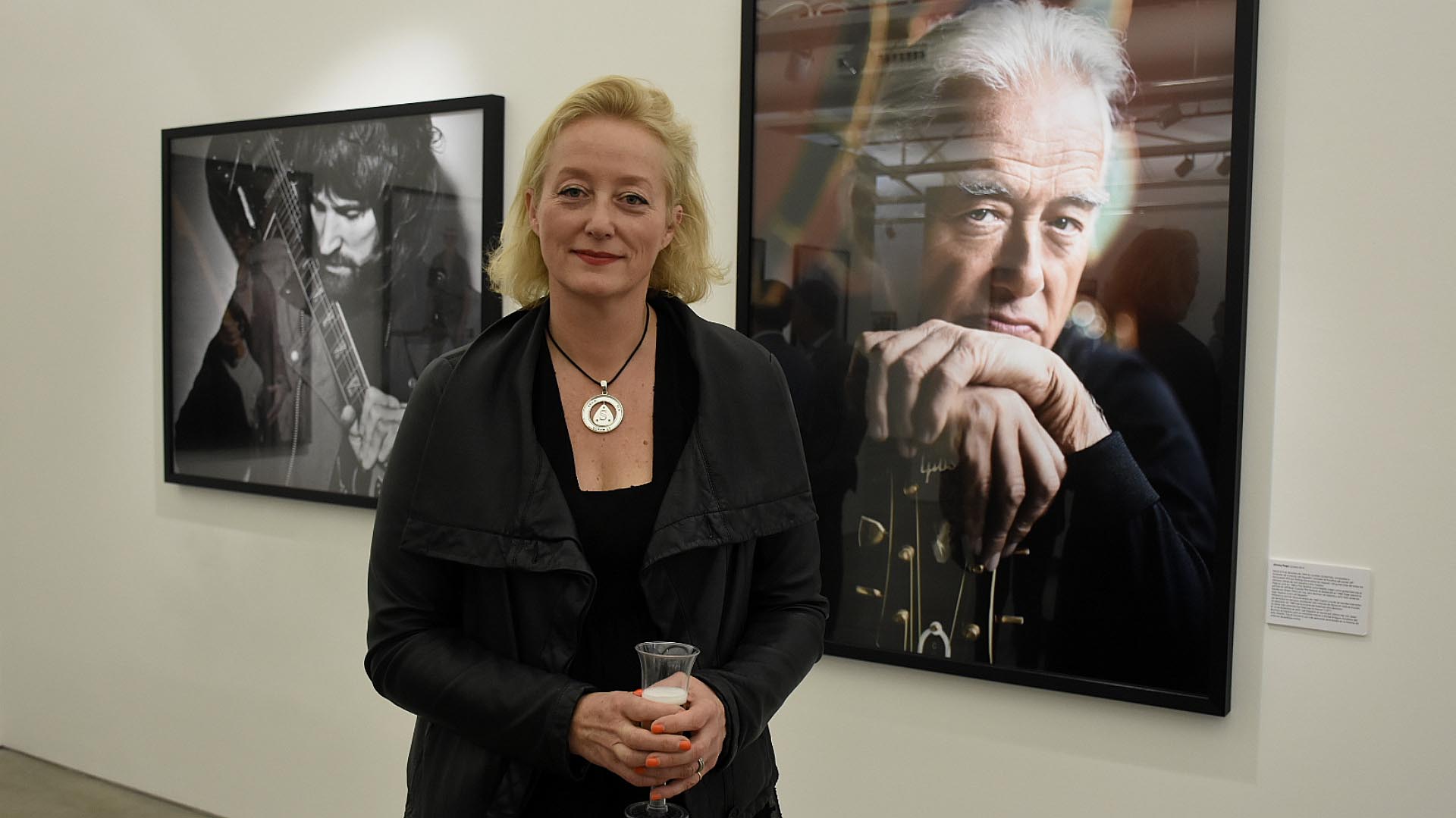 Scarlet Page junto a la foto de su padre, Jimmy Page (Nicolás Stulberg)