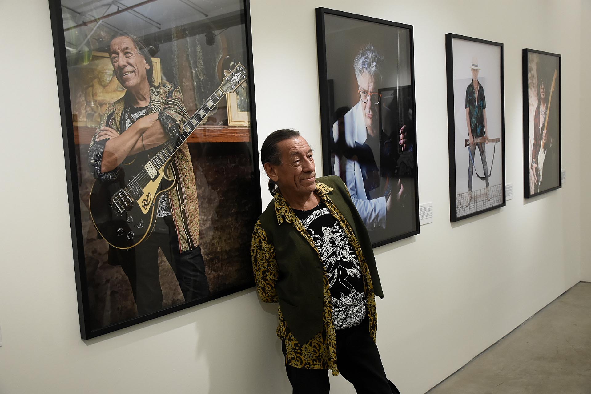 Kubero Díaz, ex Los “Abuelos de la Nada” y “Billy Bond & La Pesada”, posa junto a su imagen