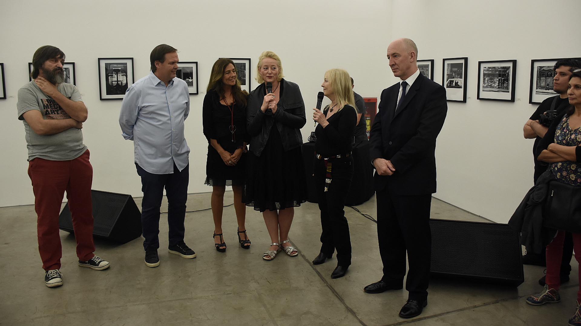 El fotógrafo Ataulfo Pérez Aznar; Gastón Deleau, director de FOLA; Scarlet Page; Aleksandra Telezynska, productora de la muestra, y el embajador Mark Kent