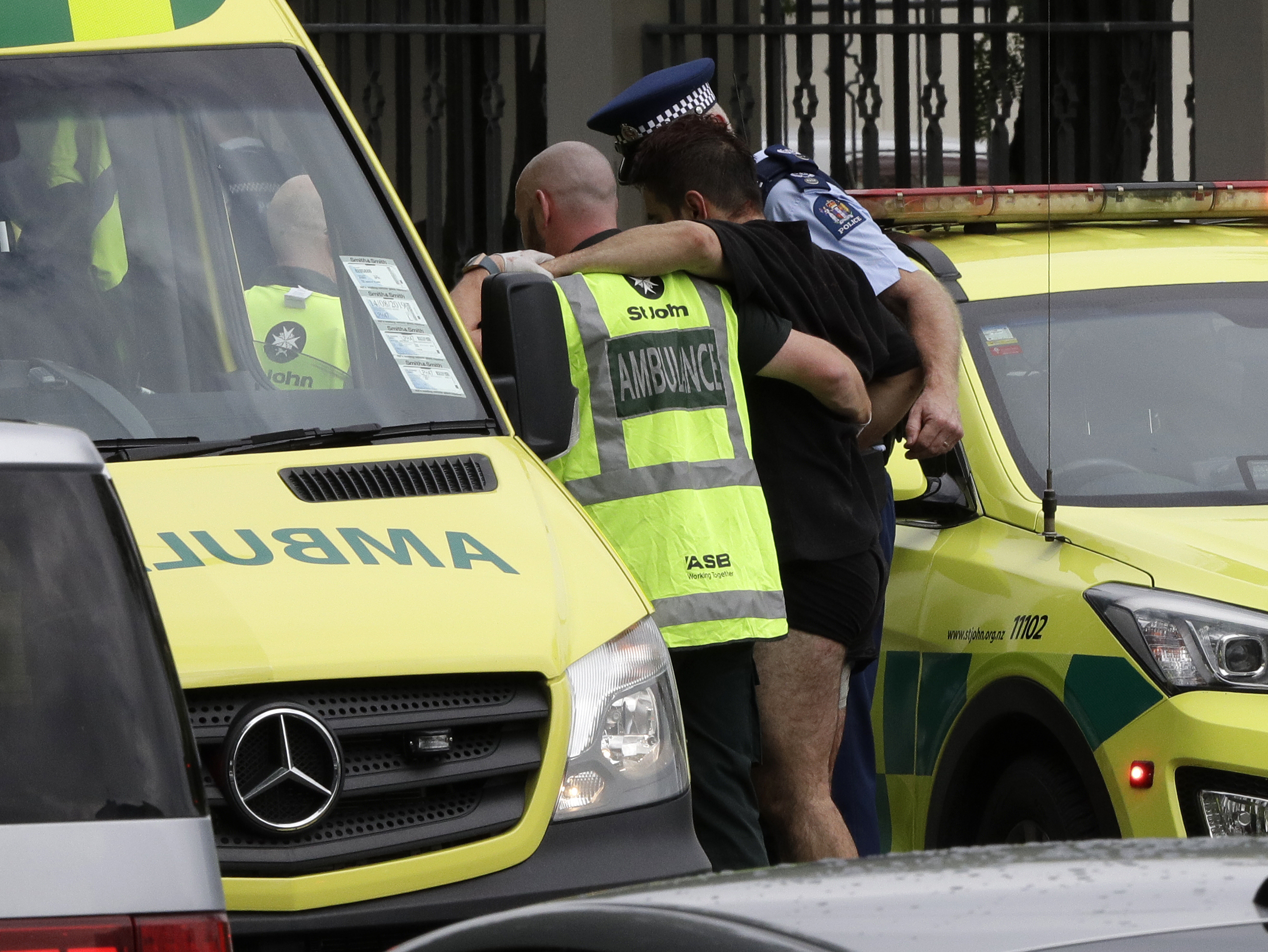 Un herido es asistido por un policía y un paramédico (AP Photo/Mark Baker)
