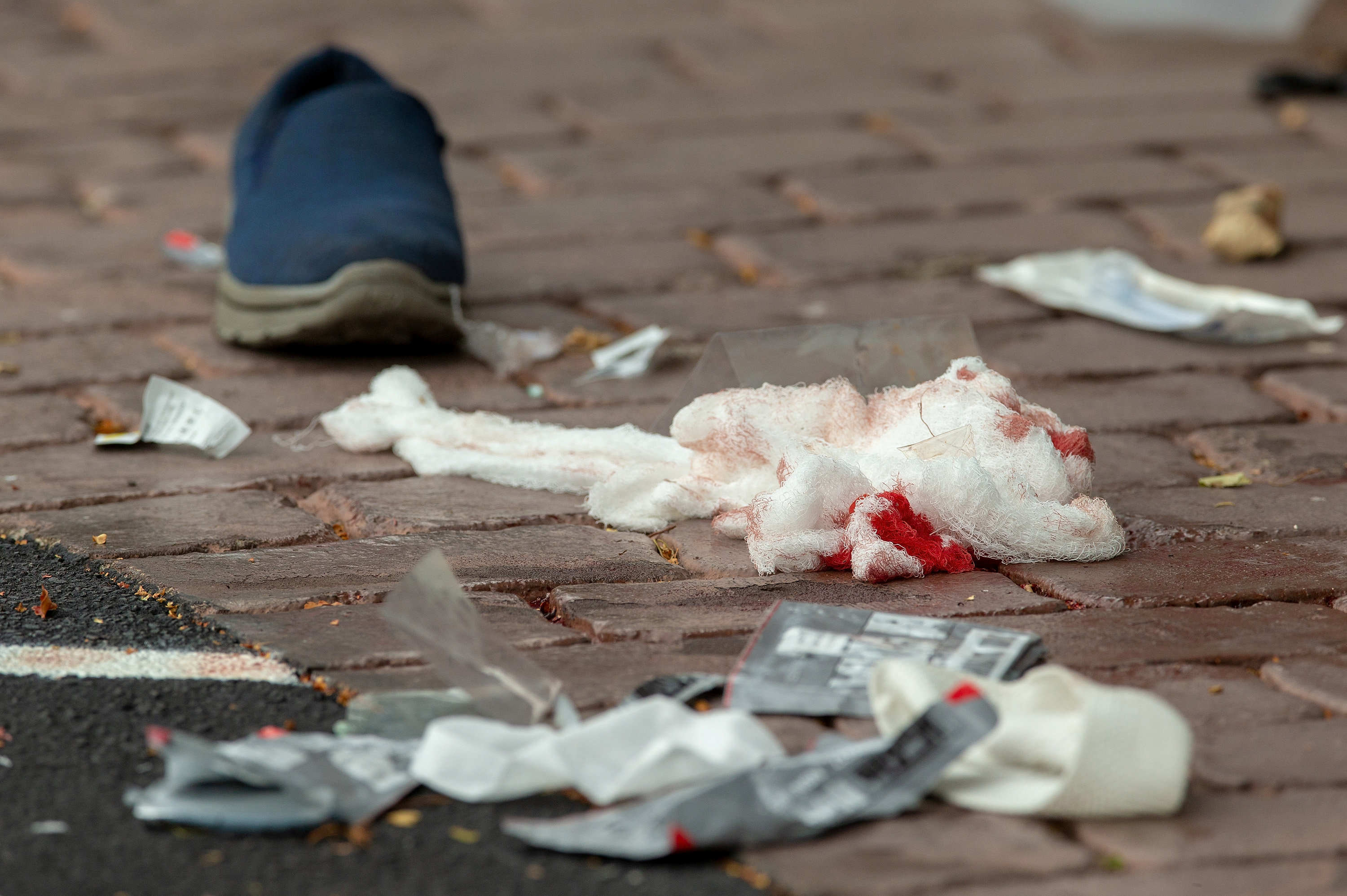 Vendajes con sangre cerca del lugar del tiroteo (Reuters/ SNPA/ Martin Hunter)