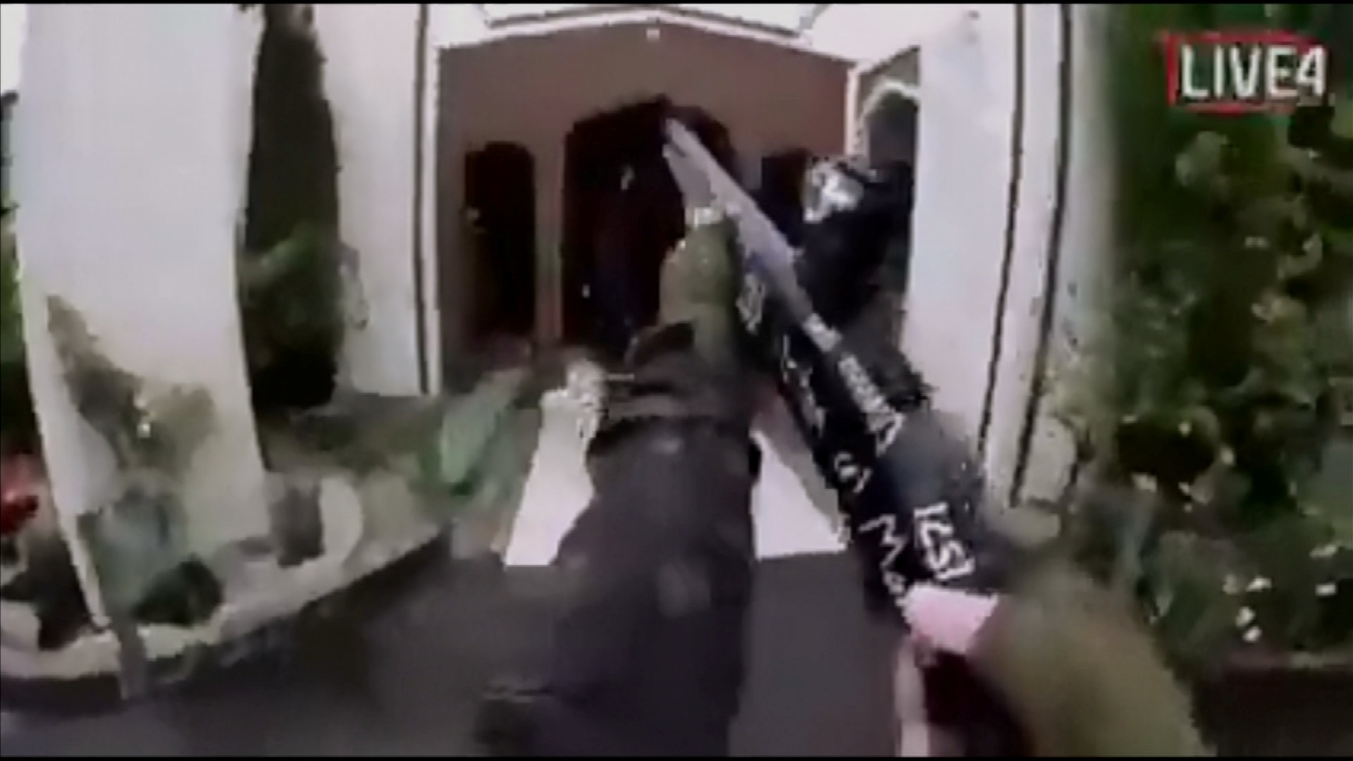 El momento en el que el terrorista ingresa disparando a una de las mezquitas