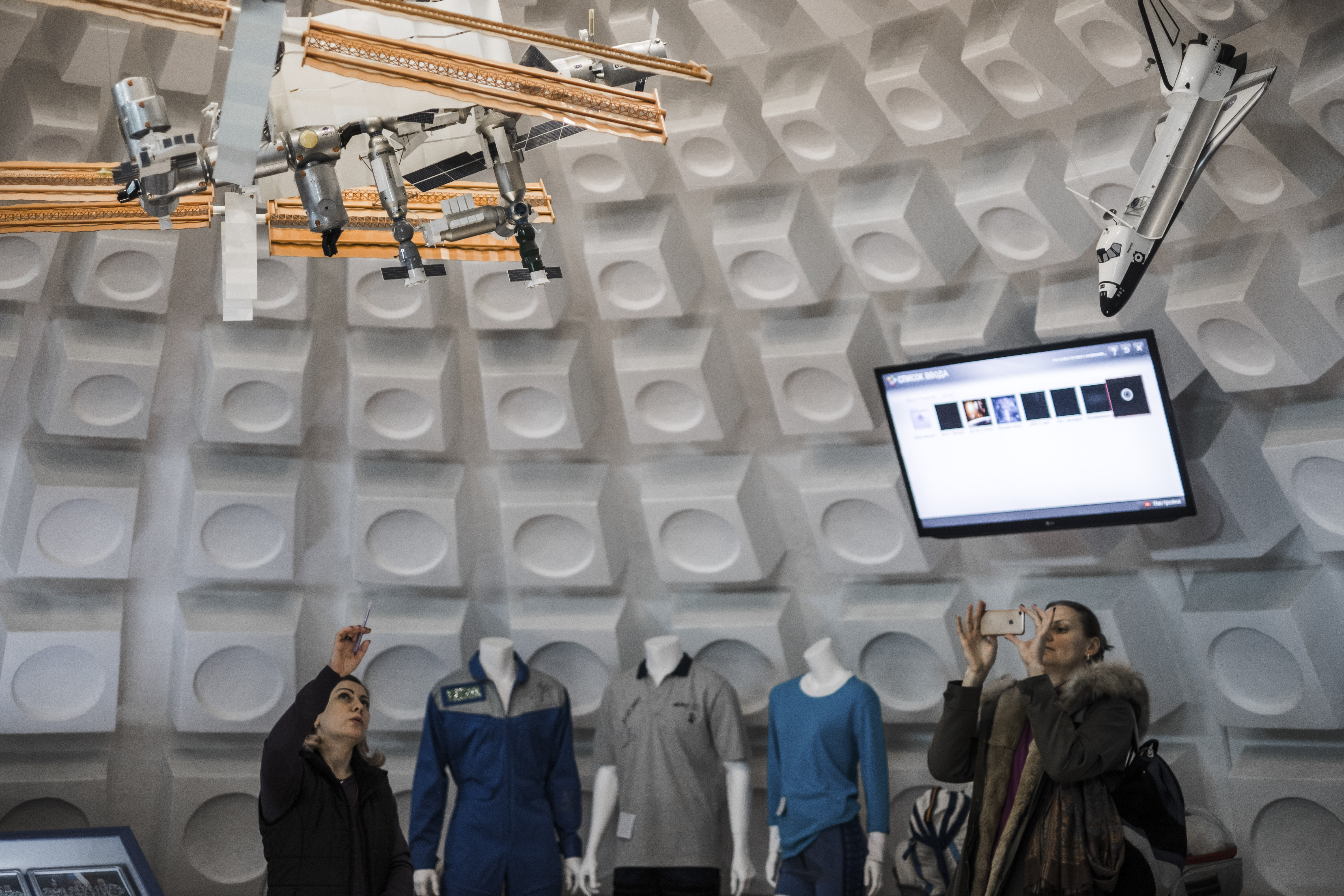 Una sala del cosmódromo dedicada a la Estación Espacial Internacional. (Maxim Babenko/The New York Times)