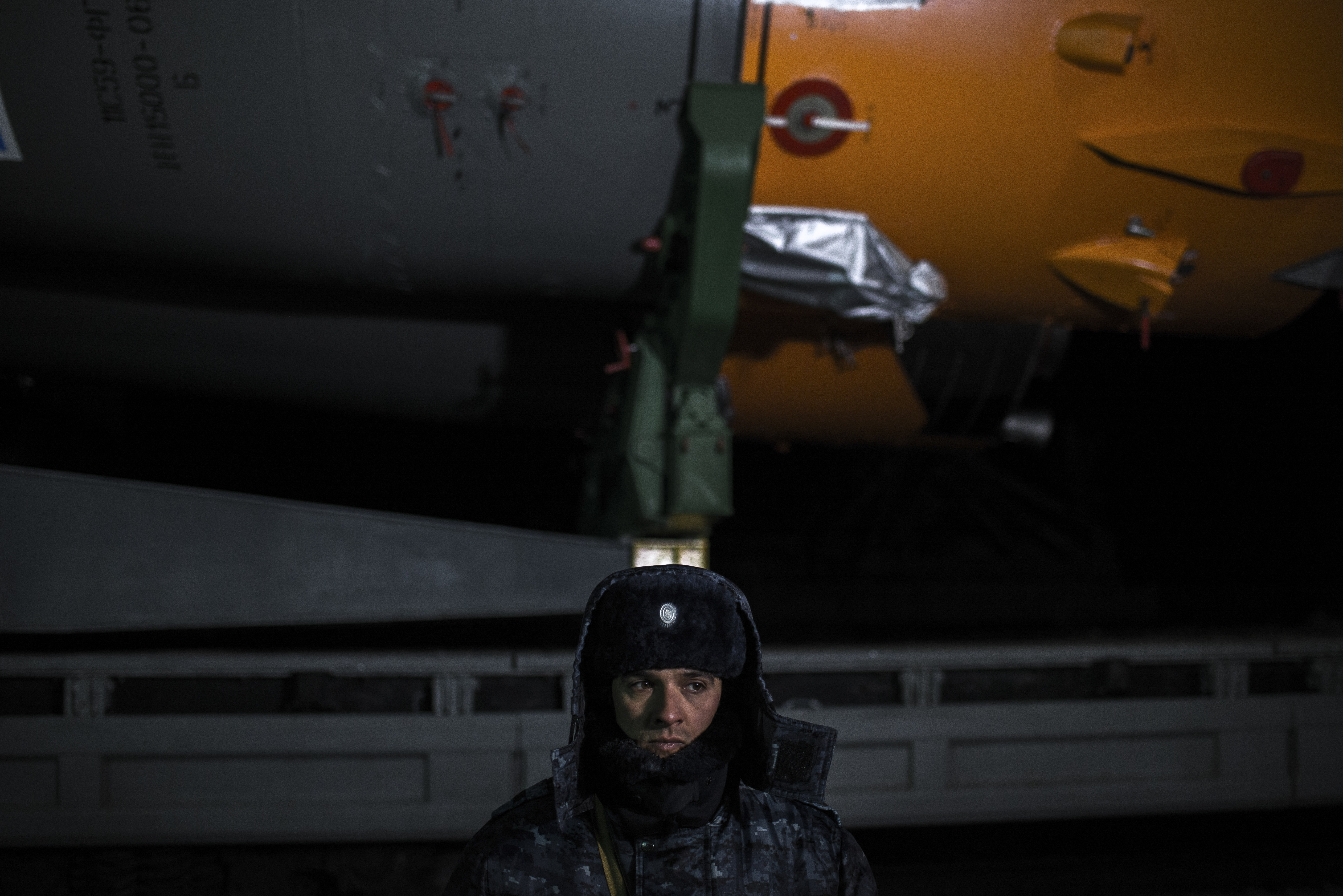 Un guardia de seguridad en el sitio de despegue dos días antes del lanzamiento de diciembre de 2018. (Maxim Babenko/The New York Times)