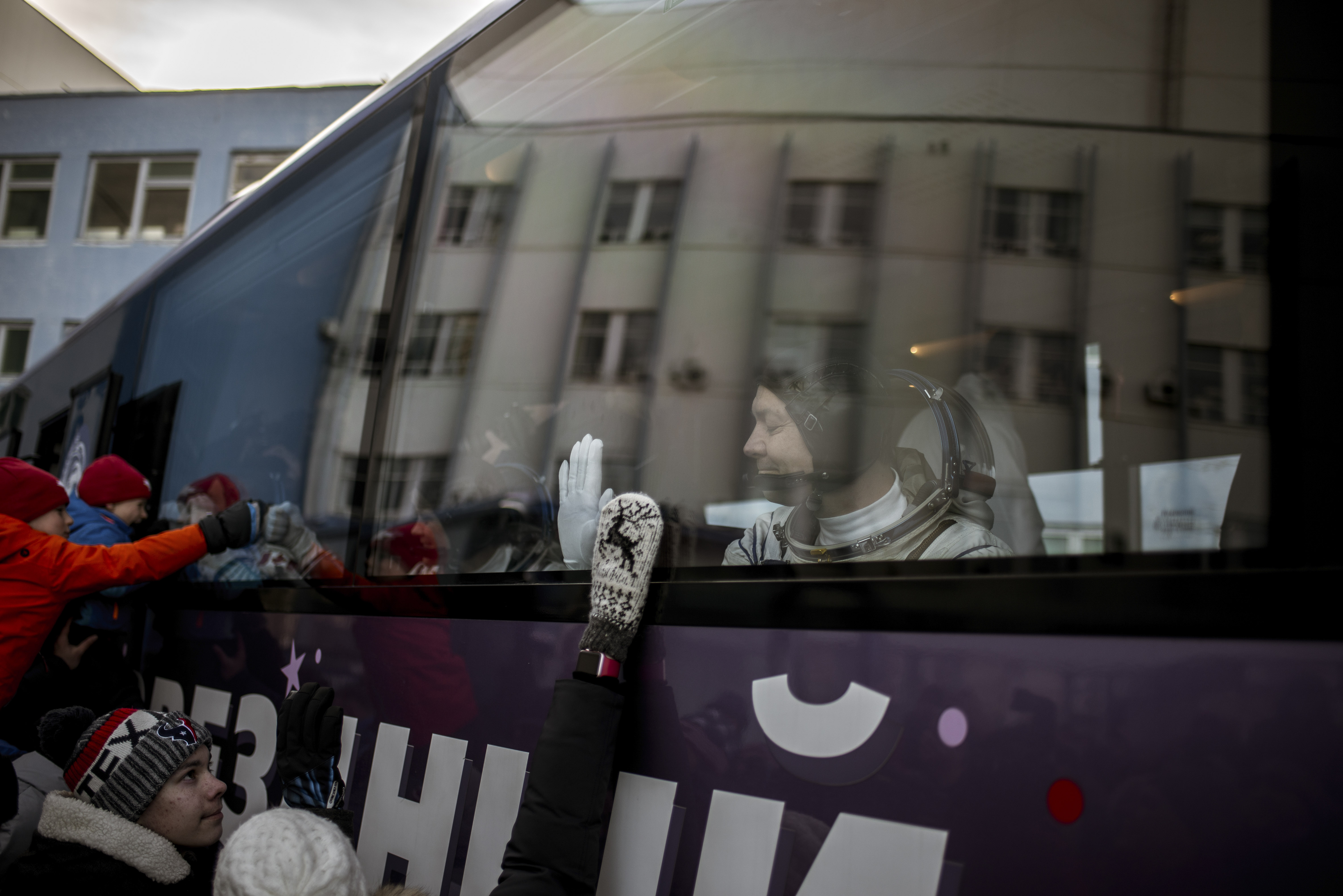 El comandante Kononenko saludaba a los espectadores cuando se dirigía a la plataforma de lanzamiento para el despegue de diciembre de 2018. (Maxim Babenko/The New York Times)