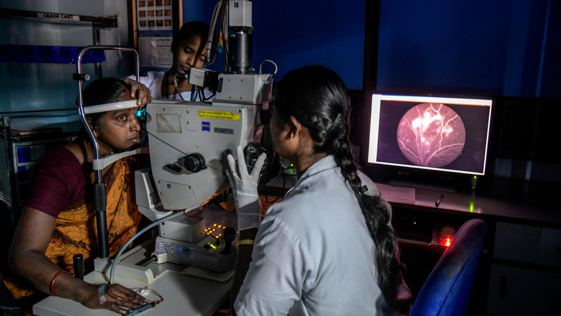 Una técnica revisa a un paciente en el Hospital Oftamológico Aravind en Madurai, India. El hospital usa un sistema de Google que depende de la inteligencia artificial para diagnosticar un problema de retina. (Credit Atul Loke para The New York Times)