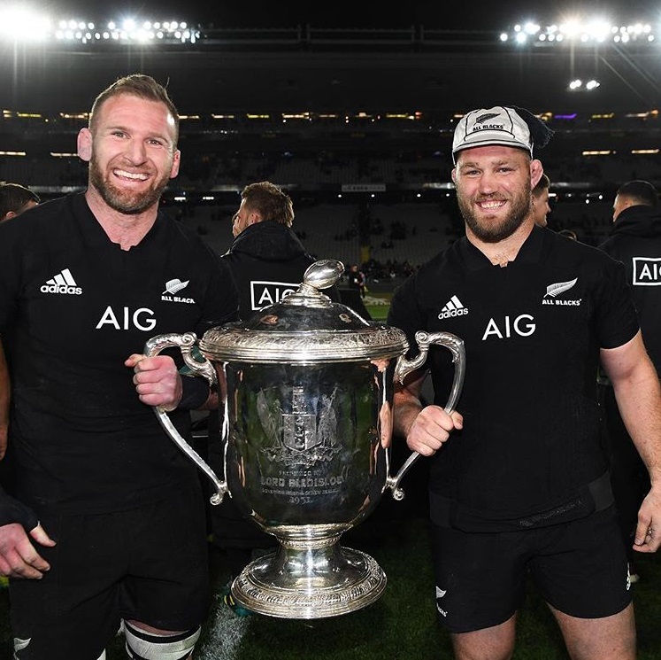 Kieran Read y su compañero Owen Franks con un trofeo conquistado con los All Blacks