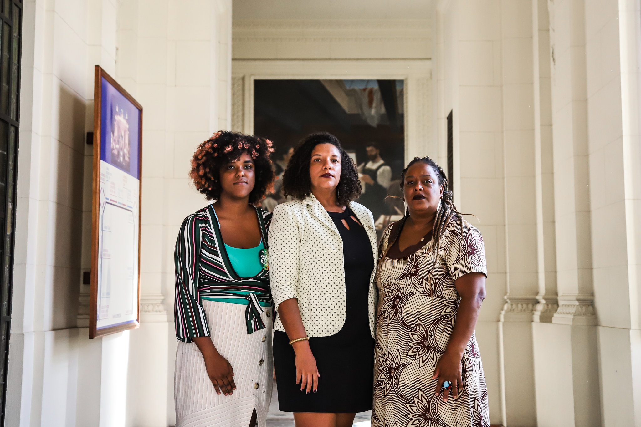 “Marielle sigue representando, aunque solo sea su memoria, una amenaza para el statu quo”, dijo Renata da Silva Souza, al centro, quien fue la exjefa de personal de Franco y es una de las mujeres negras que el año pasado resultaron electas para el concejo. Junto a ella se encuentran Dani Monteiro y Mônica Francisco, las otras políticas afrobrasileñas que también tienen cargos en el concejo. (Credit María Magdalena Arrellaga para The New York Times)