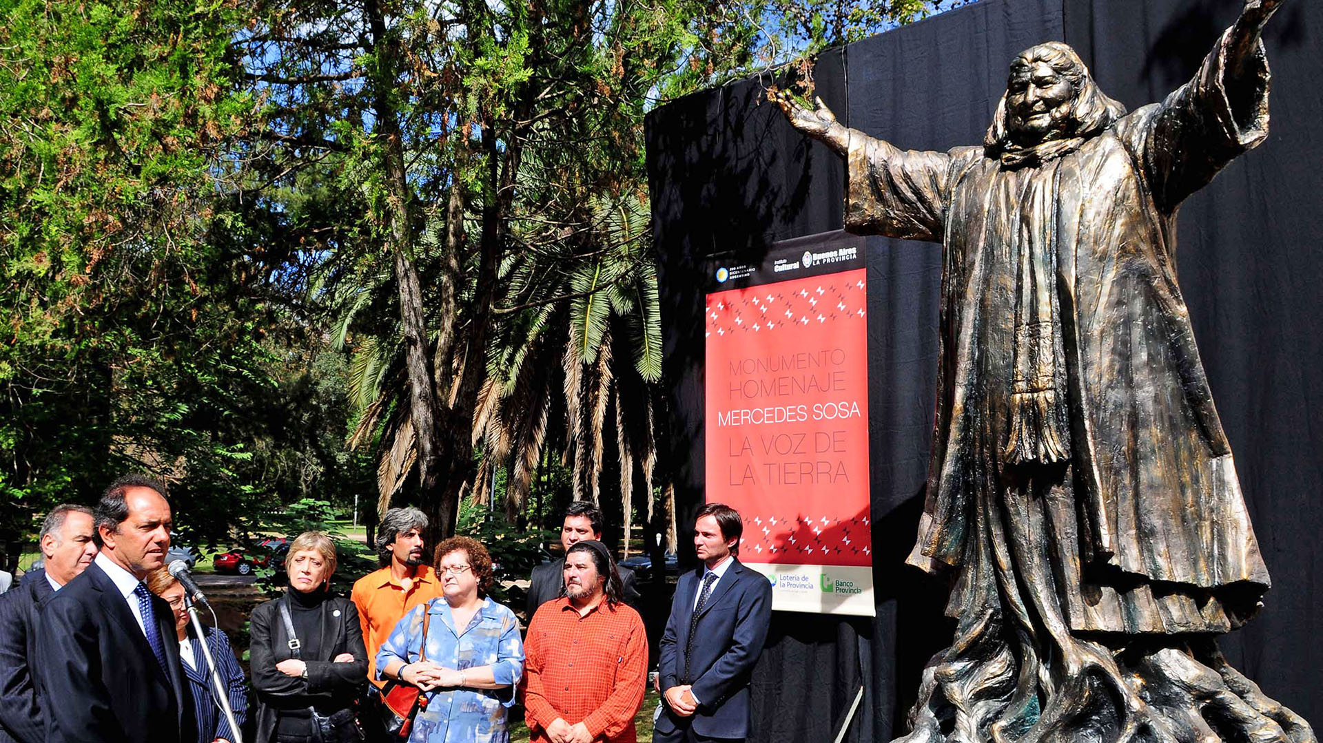 En 2010, Daniel Scioli inauguró una escultura en homenaje a la cantante, ubicada en el Anfiteatro Martín Fierro del Lago del Bosque, en La Plata (NA)