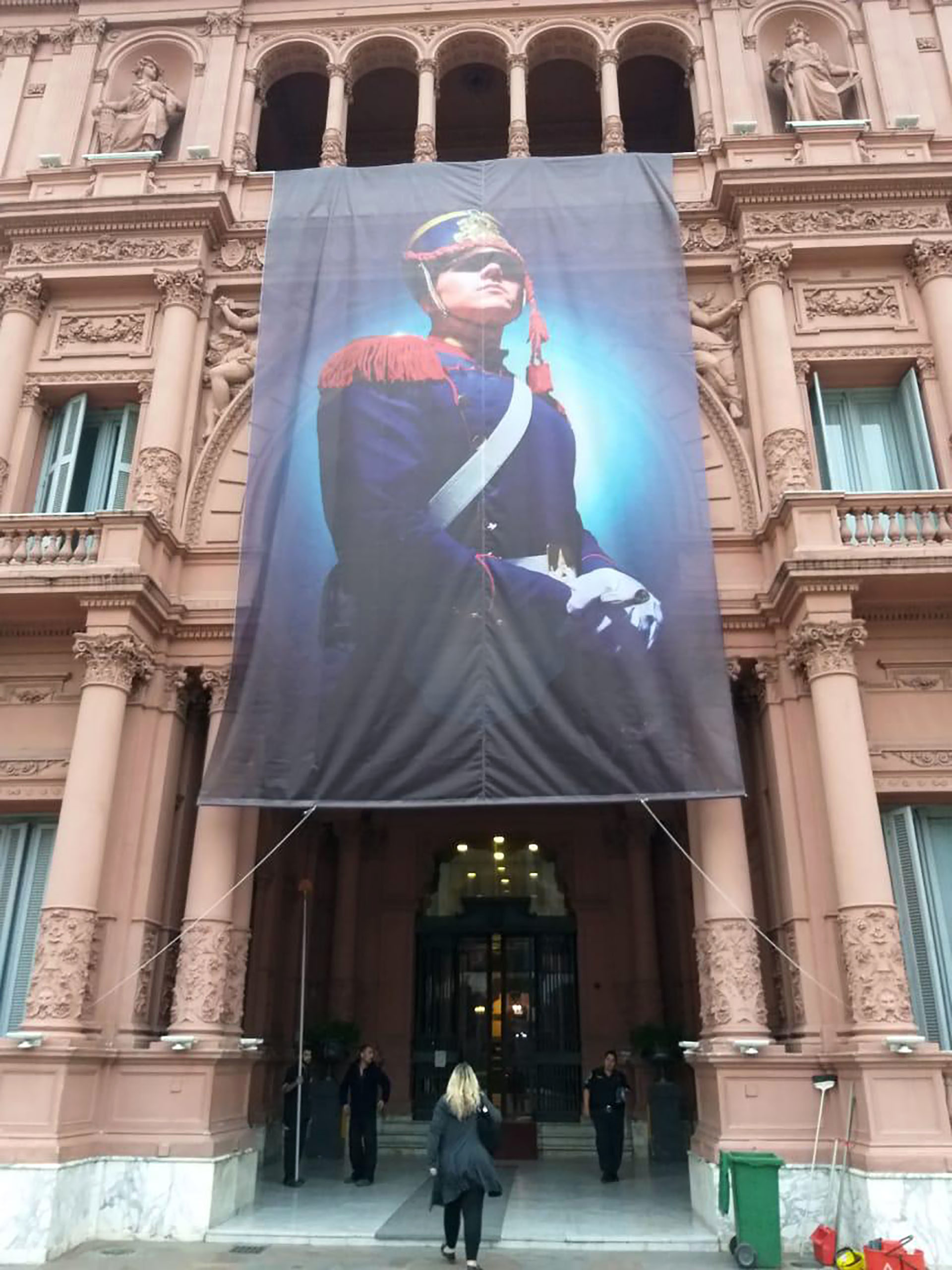 La tela mide 7 metros de ancho por 10 de largo, es de un material llamado lona mesh y va a permanecer colgada hasta el domingo