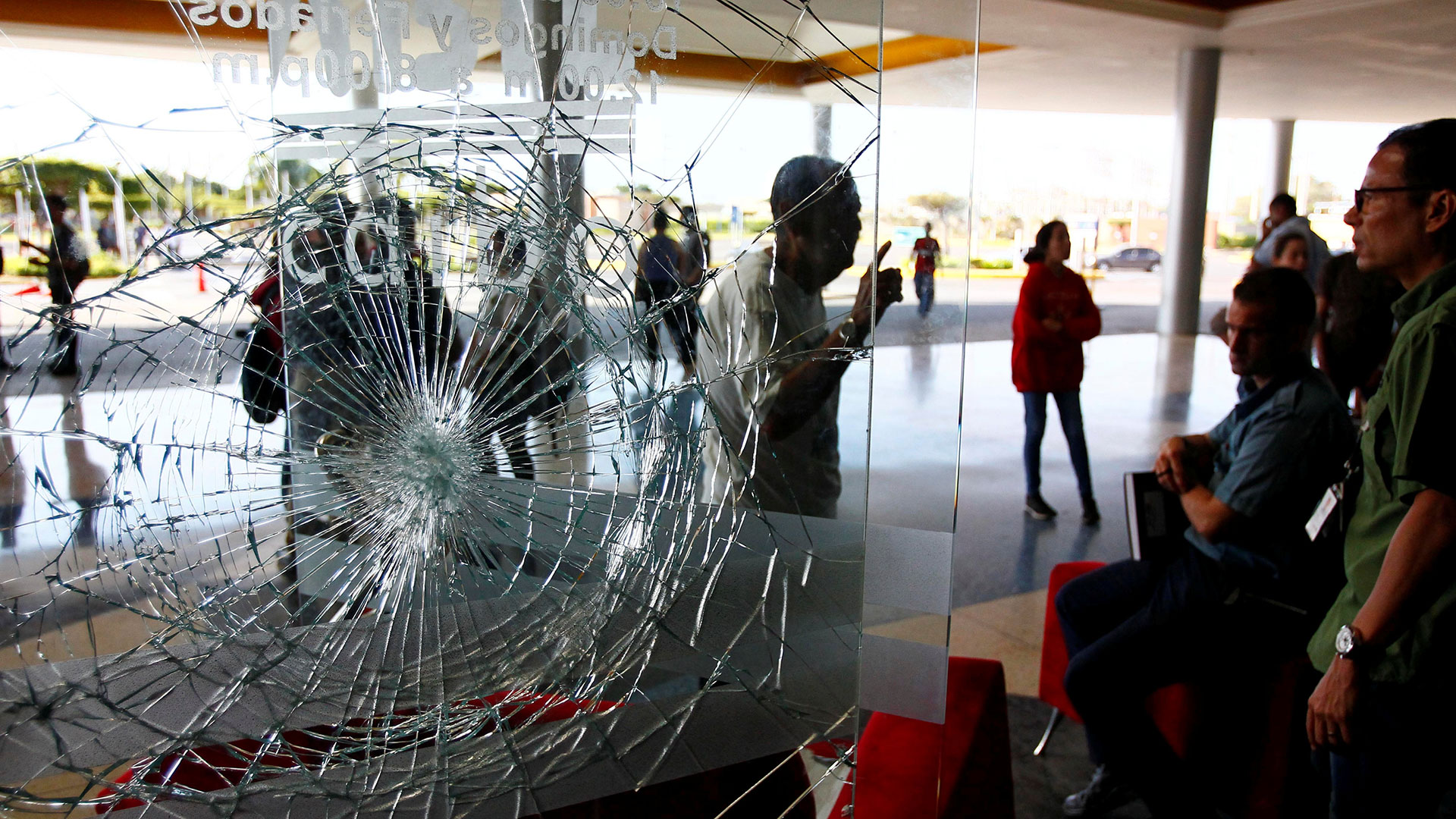 Así quedó la ventana de uno de los negocios saqueados en un centro comercial (Reuters)