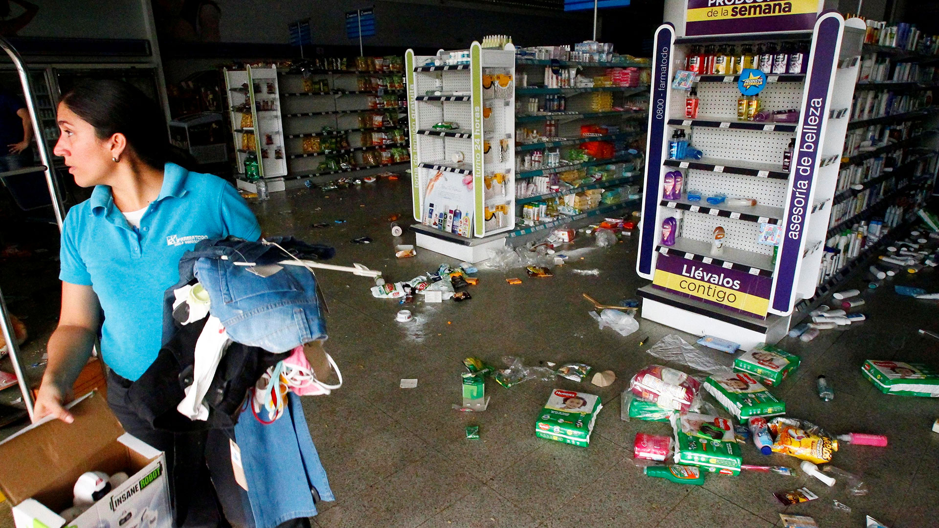 Una farmacia de Maracaibo, parte de los cerca de 500 negocios saqueados durante el apagón de la última semana (Reuters)